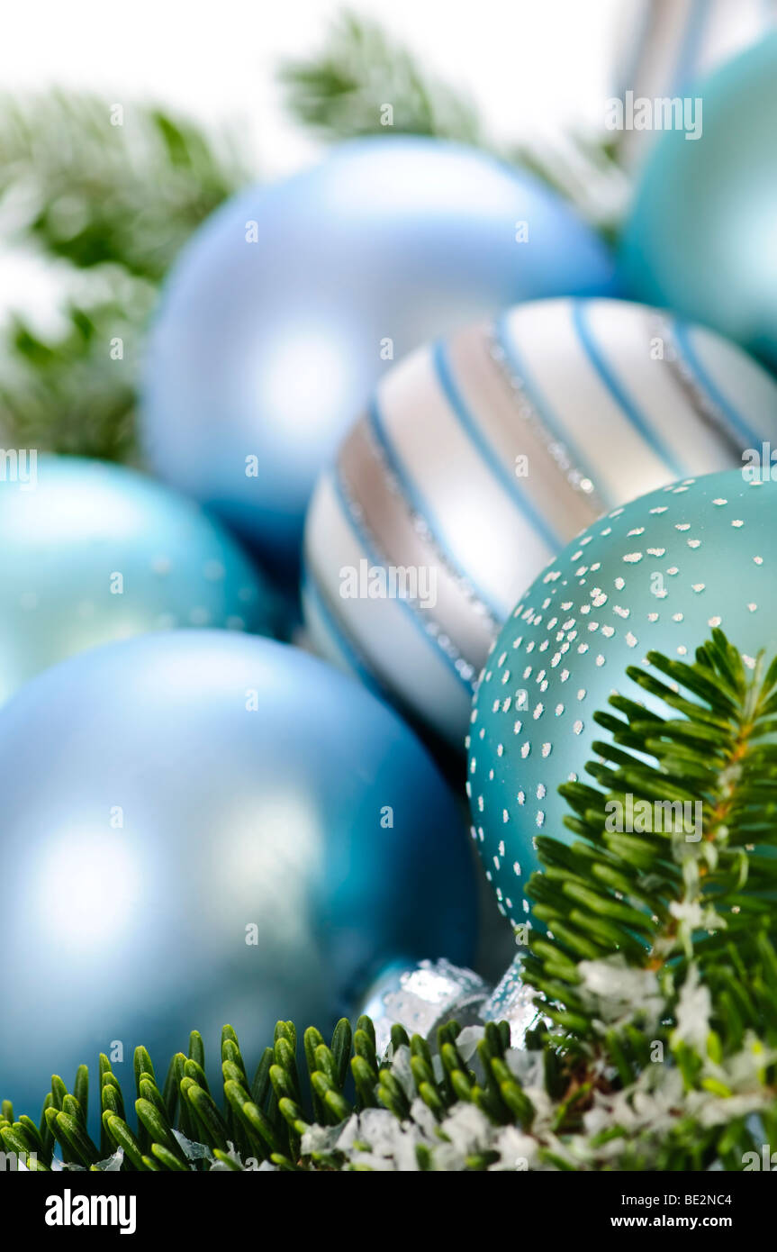 Viele Weihnachtsschmuck Verlegung in Tannenzweigen Stockfoto