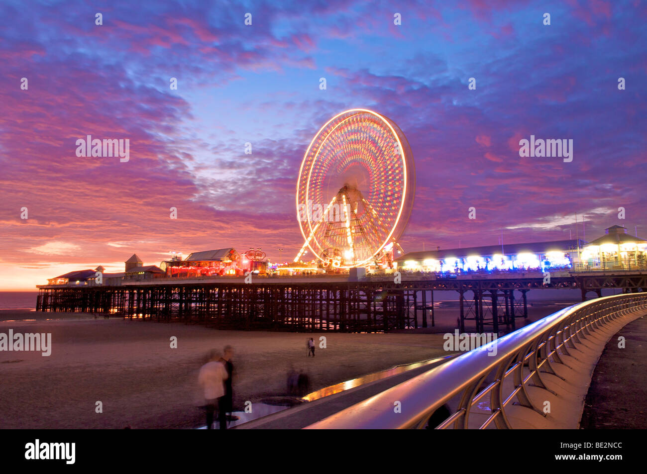 Beleuchtetes Riesenrad auf Central Pier Blackpool Stockfoto