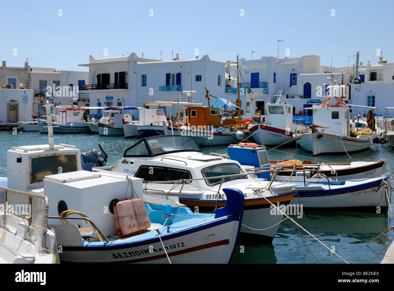 Eine schöne Aussicht auf den schönen Kaiki Hafen von Naoussa. Naoussa, Insel Paros, Kykladen, Griechenland, Europa. Stockfoto