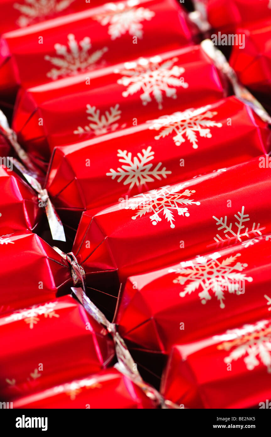 Nahaufnahme von vielen roten Christmas Cracker in Folge Stockfoto