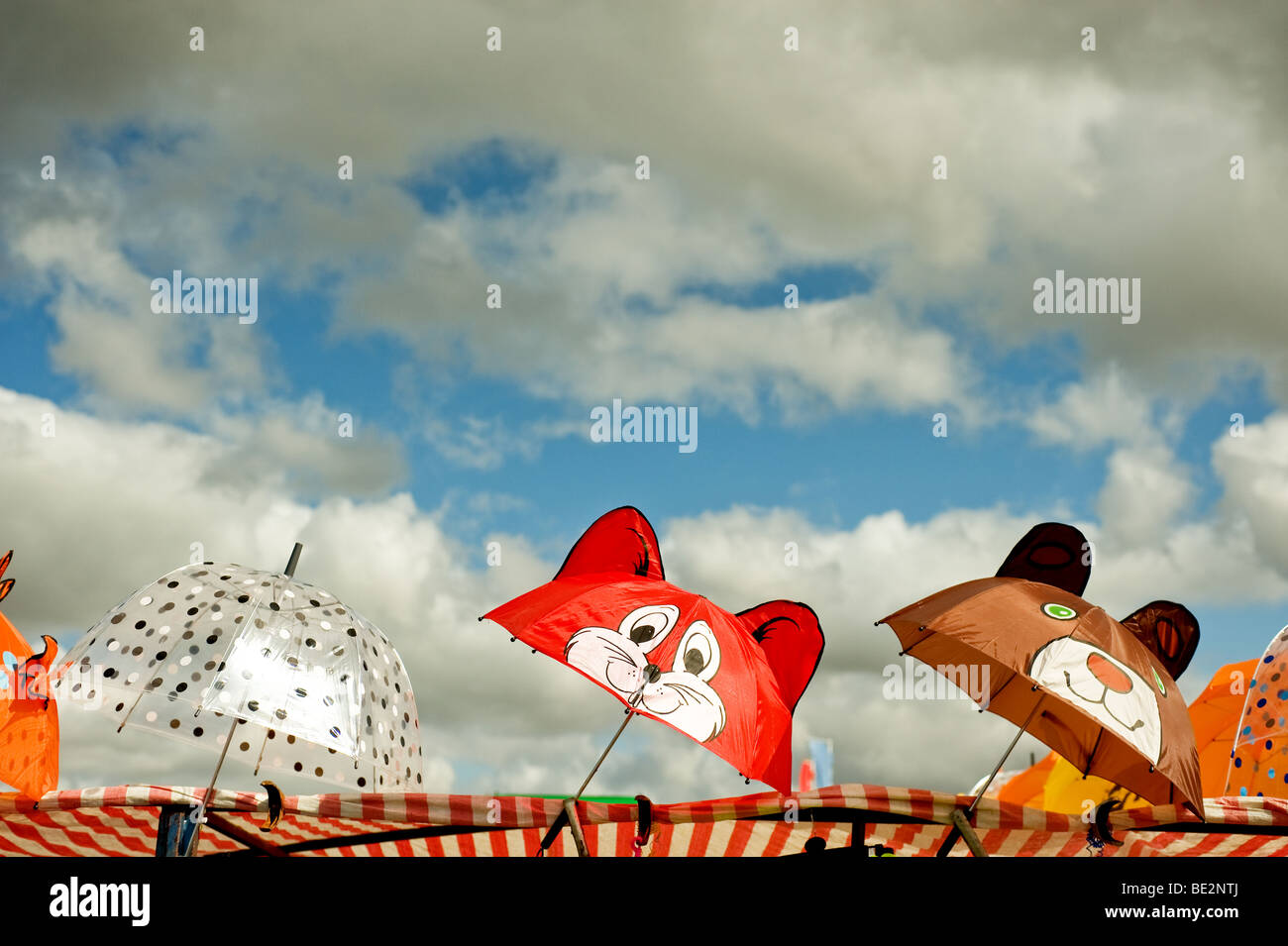 Neuheit-Schirme auf dem Display auf der Oberseite einen Stand auf der Essex County Show.  Foto von Gordon Scammell Stockfoto