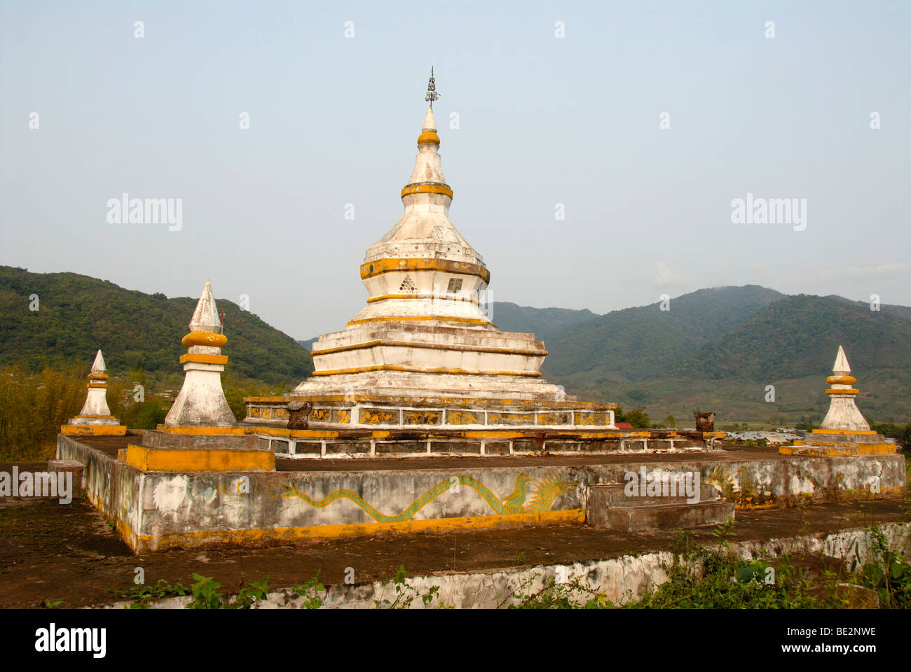 Theravada-Buddhismus, weißer Stupa, dass Kiu-Eeg, Ou Tai, Gnot Ou Viertel, Yot Ou Phongsali Provinz, hat, Laos, südöstlich Stockfoto