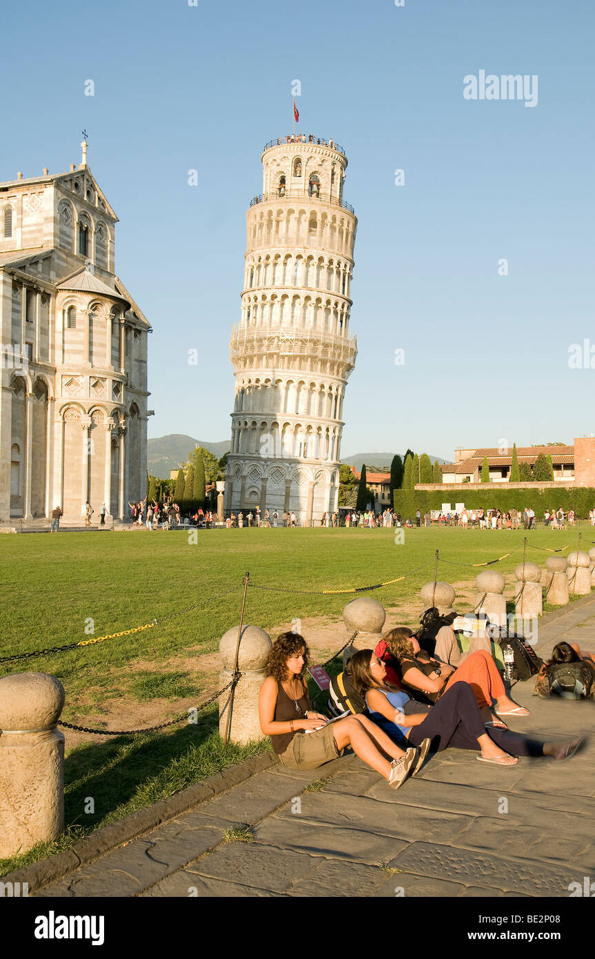 Einige Touristen in Piazza dei Miracoli in Pisa mit dem schiefen Turm im Hintergrund Stockfoto