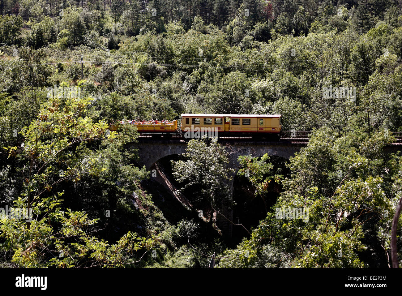Der Train Jaune Tourist Railway in der Tet-Tal in Frankreich Stockfoto