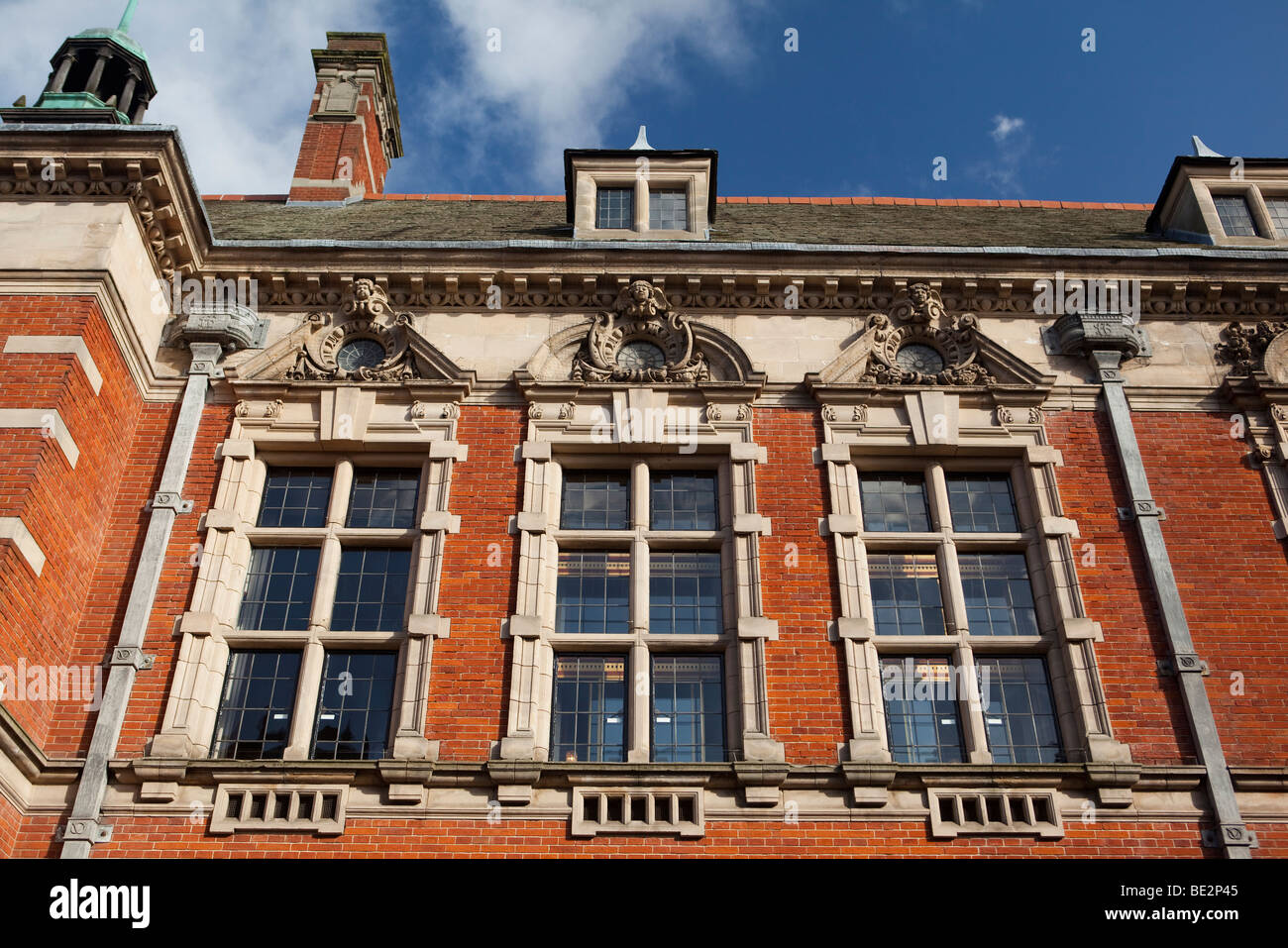 Großbritannien, England, Staffordshire, Stafford, Martin Street, Kreisrat Gebäude, entworfen von Thomas Hare, Fensterdetail Stockfoto