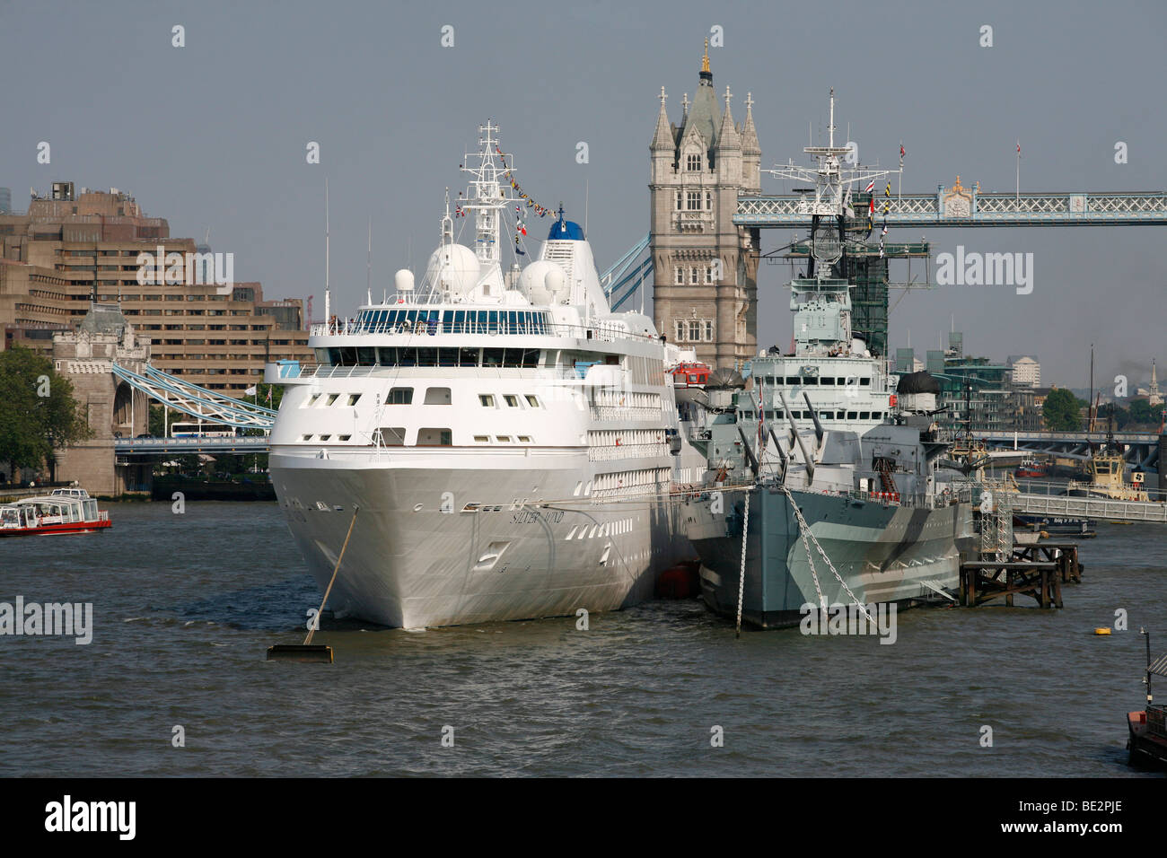 Das Schiff ankert "Silver Wind" neben HMS Belfast auf der Themse. Stockfoto