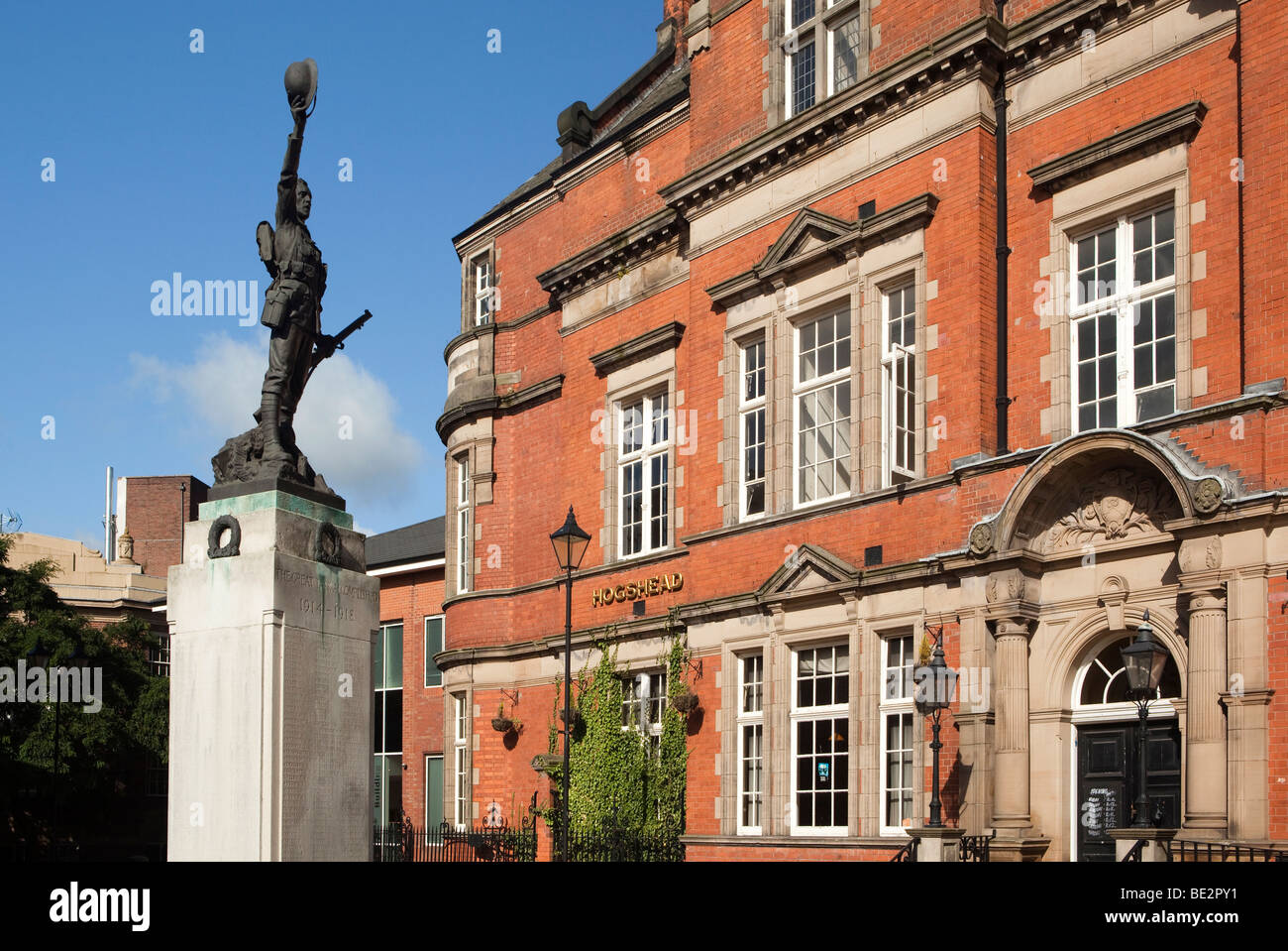 Großbritannien, England, Staffordshire, Stafford, Earle Street, Great Kriegerdenkmal und Bridgewood Haus Stockfoto