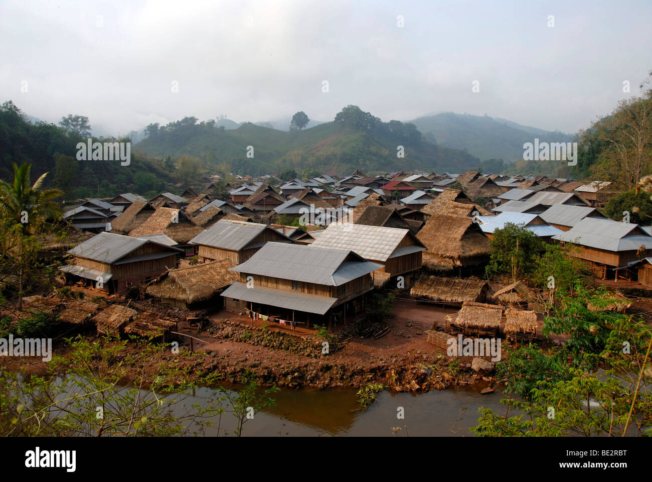 Mit Blick auf das Dorf der ethnischen Gruppe der Tai Lue am Fluss Lue, Dächern aus Stroh und Wellblech, Ban Neua Gnay Xi gemacht Stockfoto