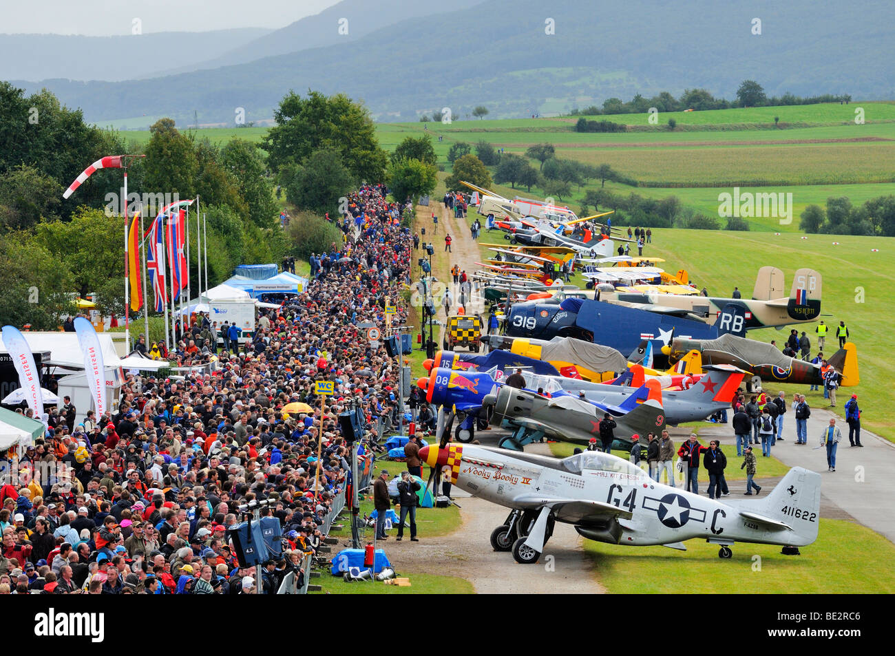 Blick auf die Massen und Flightline mit Oldtimer Flugzeuge, Europas größte Treffen von Oldtimer-Flugzeugen auf Hahnweide, Kirchheim-Teck Stockfoto