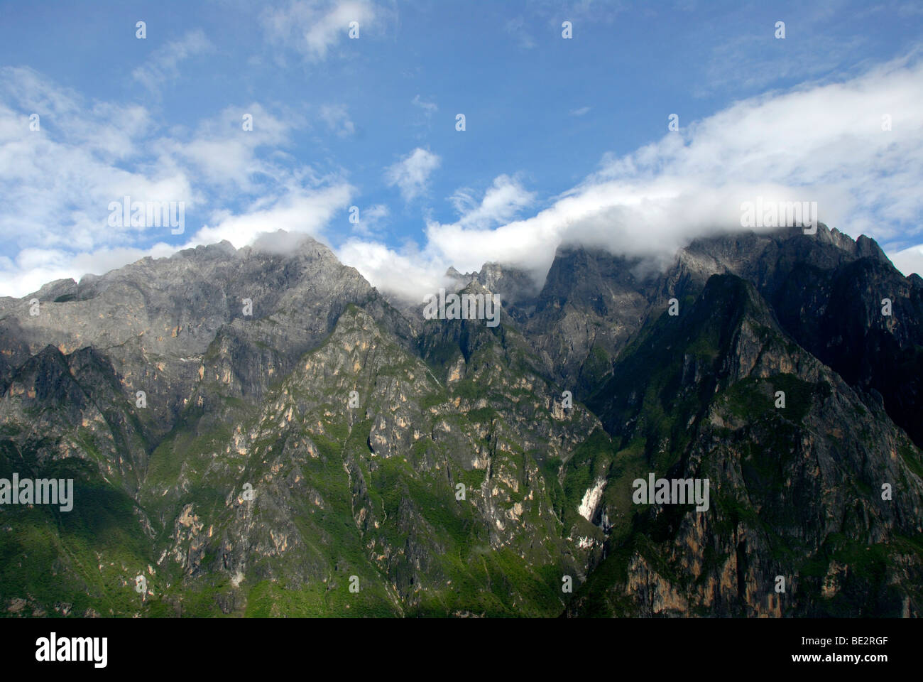 Gebirge in Wolken, Jade Dragon Snow Mountain, Yulongxue Shan, Tigersprung-Schlucht, Höhenweg, Provinz Yunnan, Menschen die Stockfoto