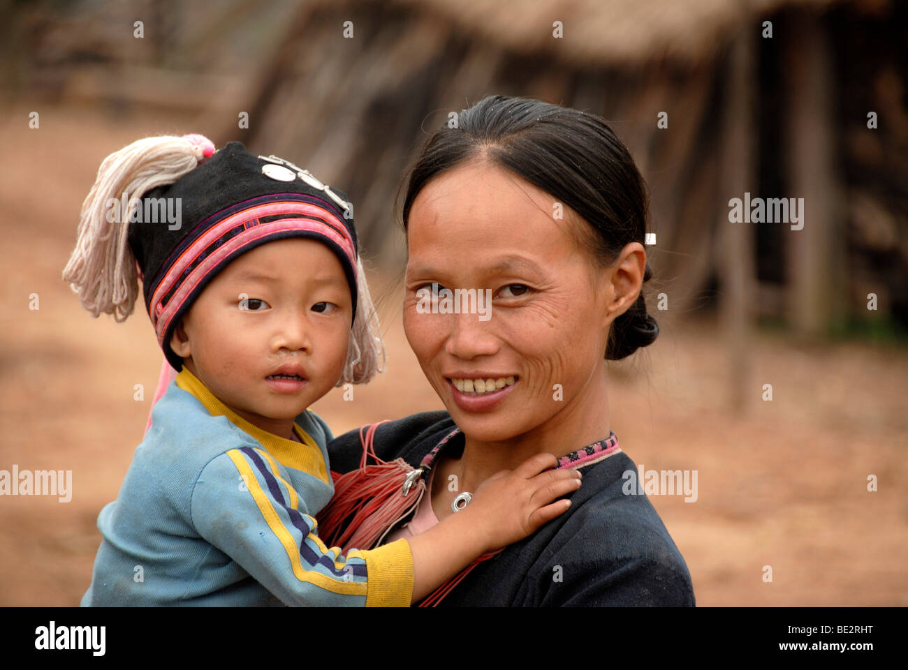 Armut, Portrait, Ethnologie, Yao Frau im traditionellen Kostüm, lächelnd mit einem Baby in ihren armen Dorf Ban Houei gekleidet Stockfoto