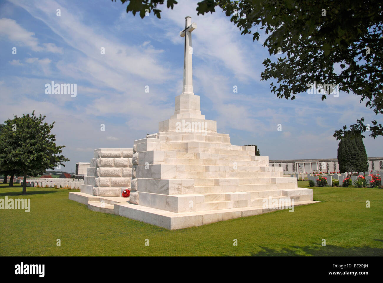 Gedenk- und Grabsteine am Tyne Cot, größte Commonwealth Friedhof, Passchendaele, in der Nähe von Ypern, Belgien. Stockfoto