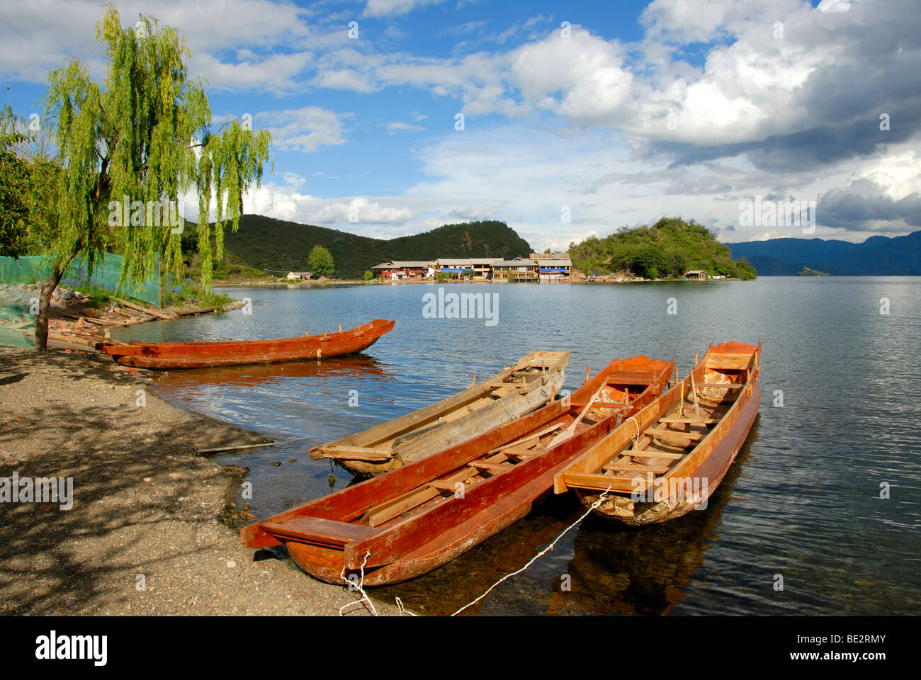 Holzboote am Ufer, Lige, Lugu Hu See, Provinz Yunnan, Volksrepublik China, Asien Stockfoto