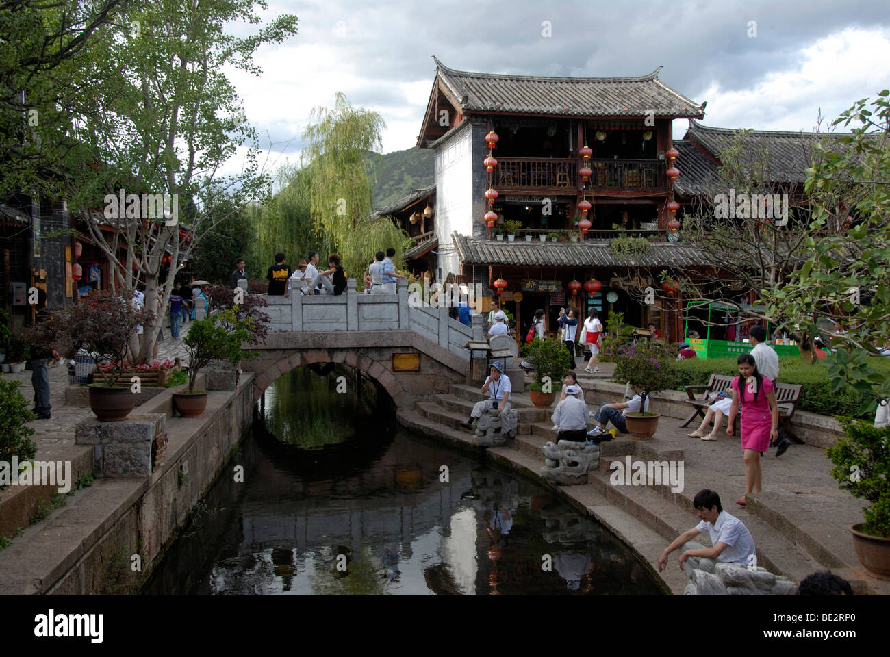 Viele Menschen in einen Kanal und Brücke, malerische Altstadt, alte Marktplatz, UNESCO-Weltkulturerbe, Lijiang, Yunnan Pr Stockfoto