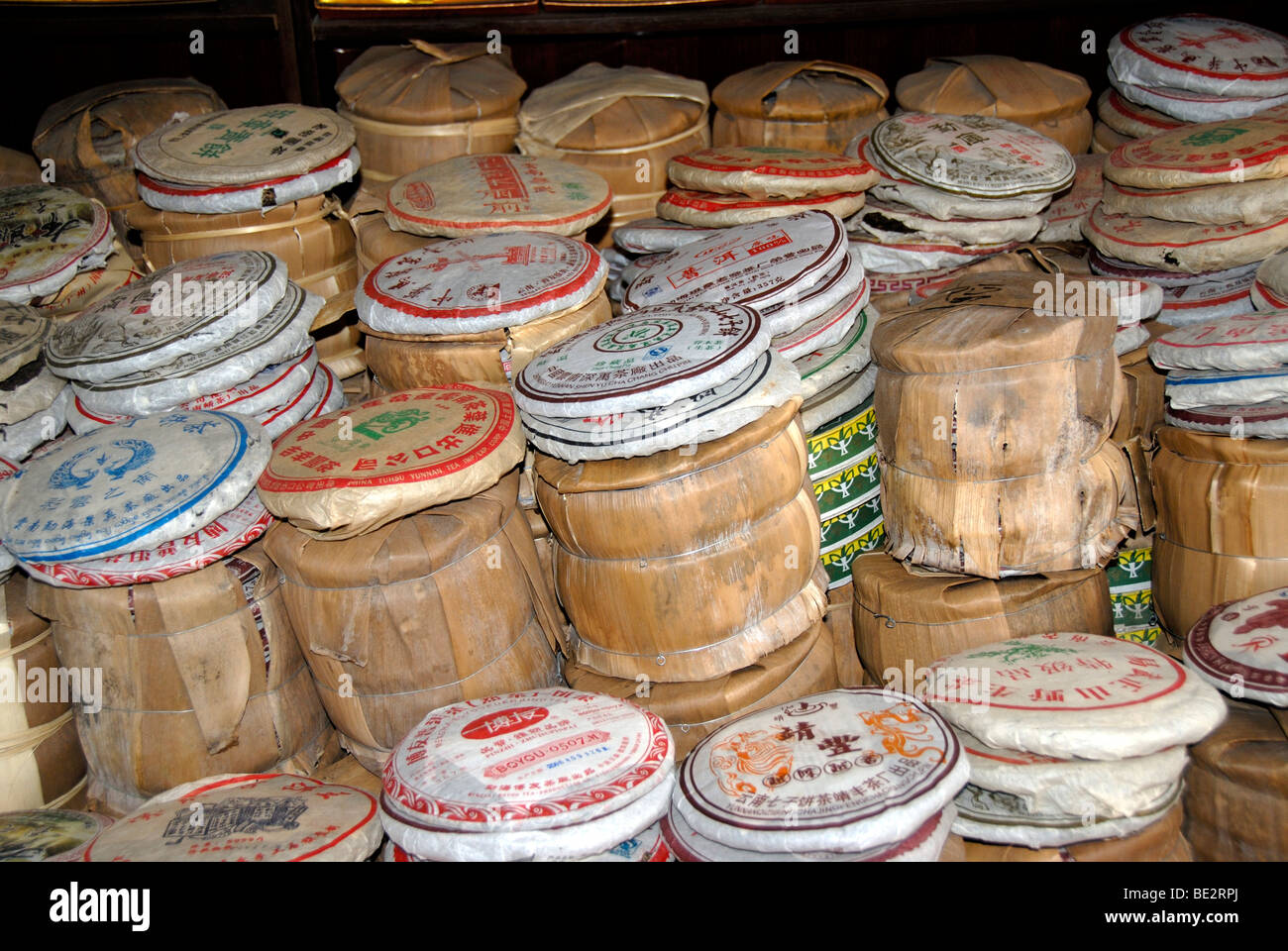 PU-Erh-Tee, Pu'er Tee (Camellia Sinensis), Lagerung, Verpackung und Verkauf als Tee Kuchen und Bambus, Lijiang, Yunnan Province, Pe Stockfoto