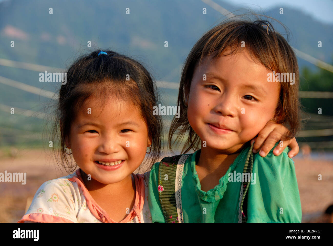Porträt, Ethnologie, Kinder, zwei Tai Lue Mädchen lächelnd, Lue, Ou Tai, Distrikt Gnot Ou, Yot Ou, Phongsali, Phongsali Bezirk, Stockfoto