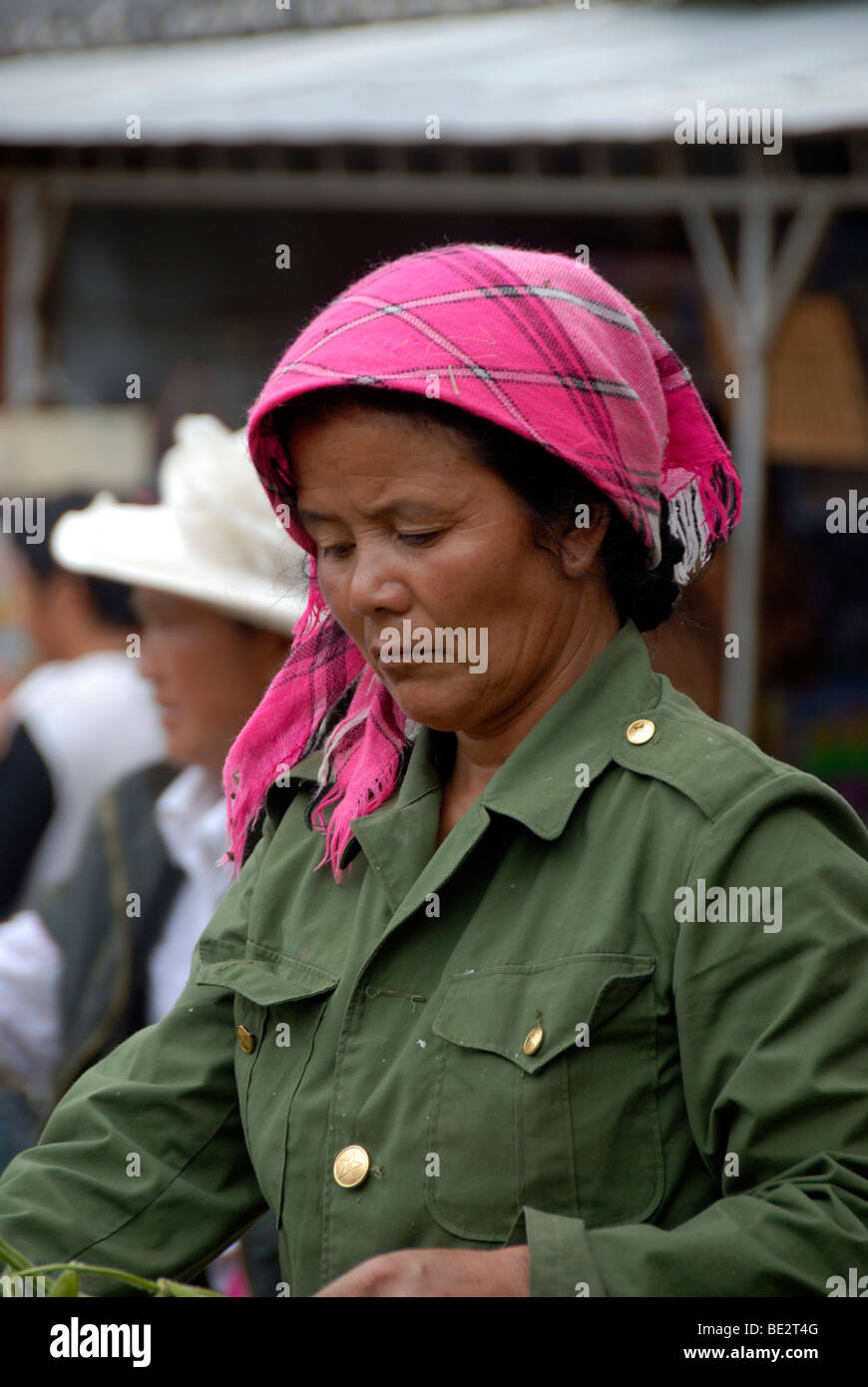 Frau trägt eine grüne Uniform zu vermarkten und rosa Kopftuch, Dali, Yunnan  Provinz, Volksrepublik China, Asien Stockfotografie - Alamy