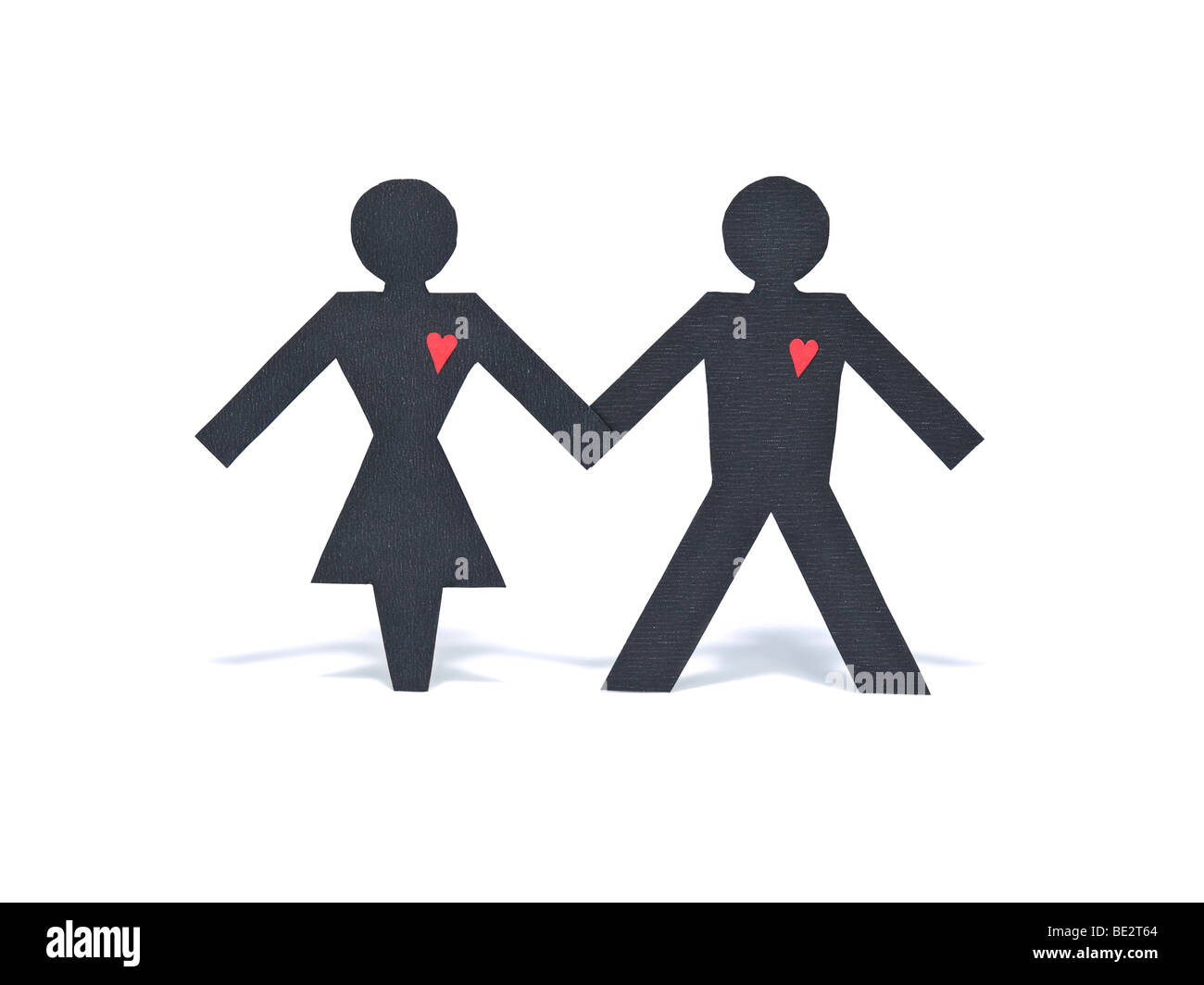 Eine heterosexuelle Papier Figur paar Hand in Hand isoliert auf weißem Hintergrund. Stockfoto