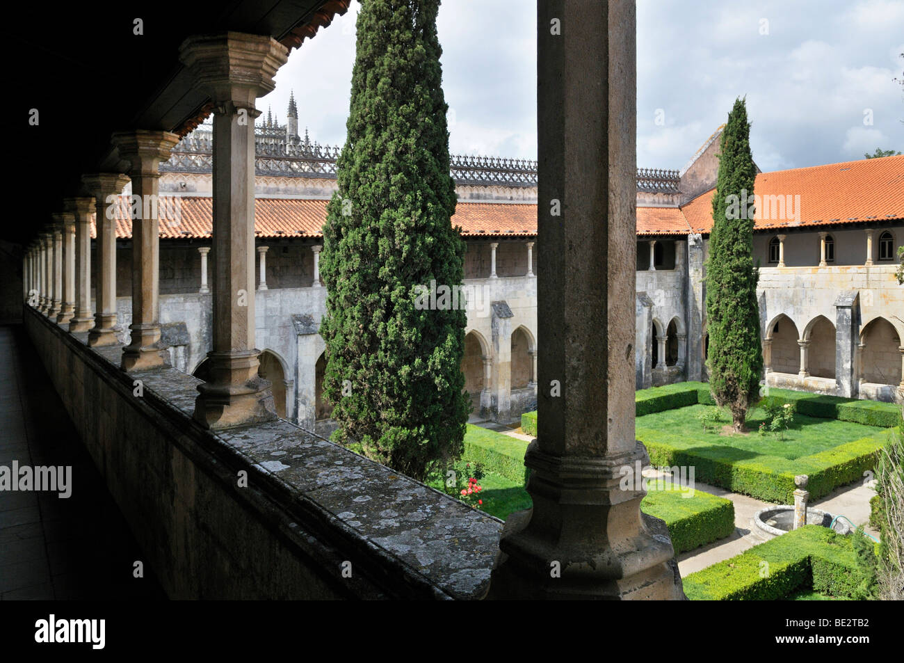 Oberen Bereich des zweistöckigen Kreuzgang in die Dominikanische Kloster Mosteiro de Santa Maria da Vitoria, UNESCO-Weltkulturerbe Stockfoto