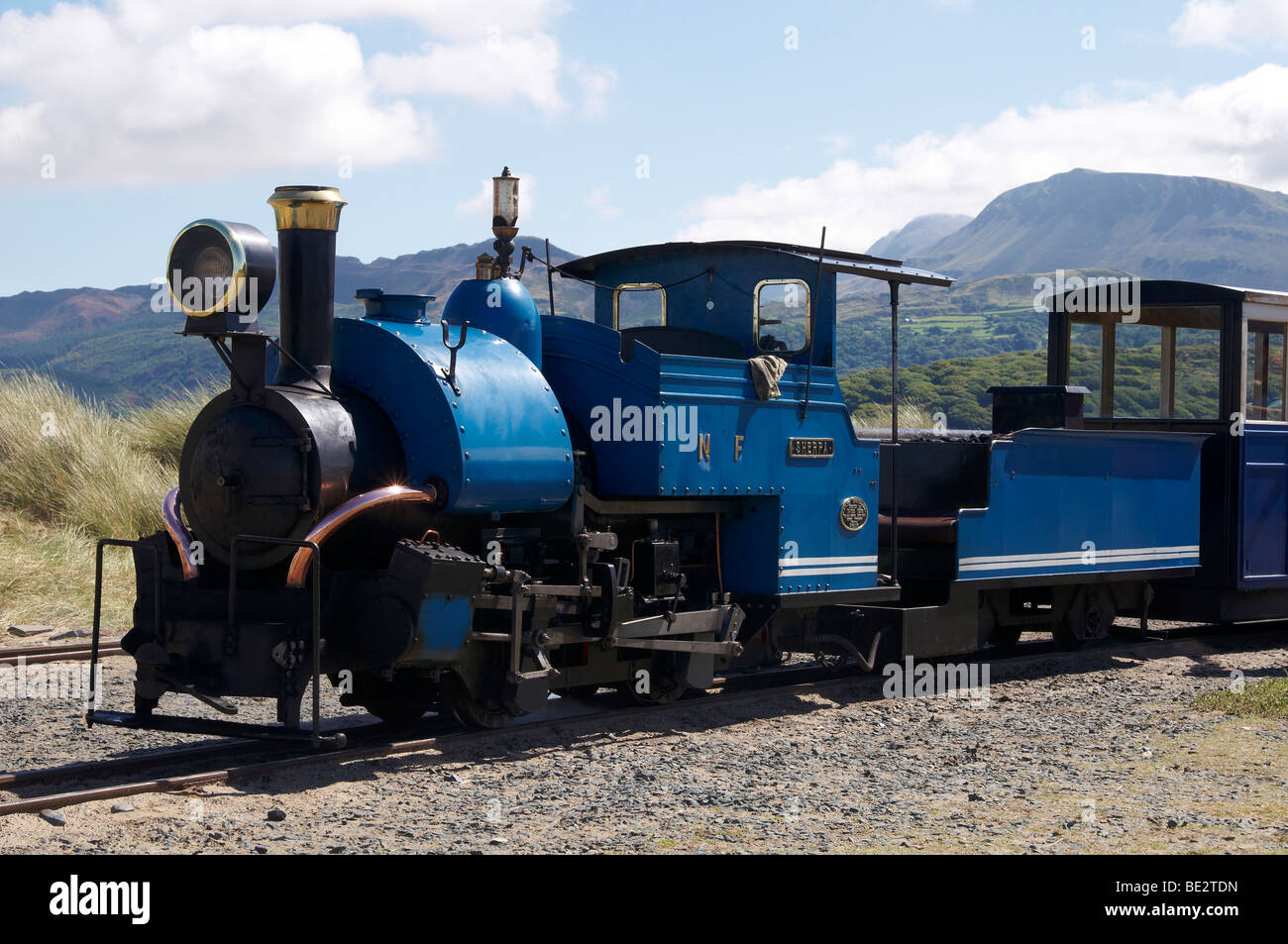 Züge auf der Fairbourne Railway, 12,25 Zoll Spurweite Miniatureisenbahn von Fairbourne nach der Barmouth Fuß Fähre, Gwynedd, Wales. Stockfoto