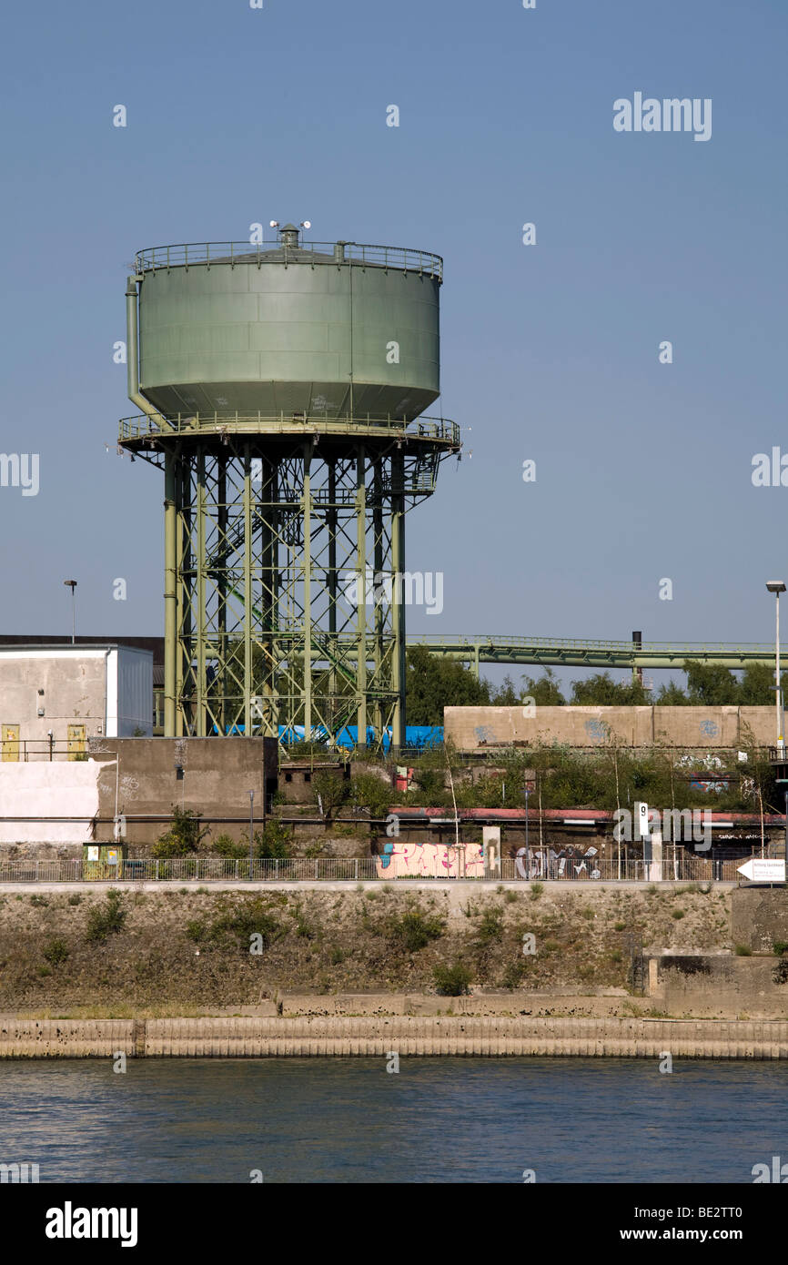 Alter Wasserturm am Ufer des Rheins, RheinPark, Duisburg-Hochfeld, Ruhrgebiet, Nordrhein-Westfalen, Deutschland, Europa Stockfoto