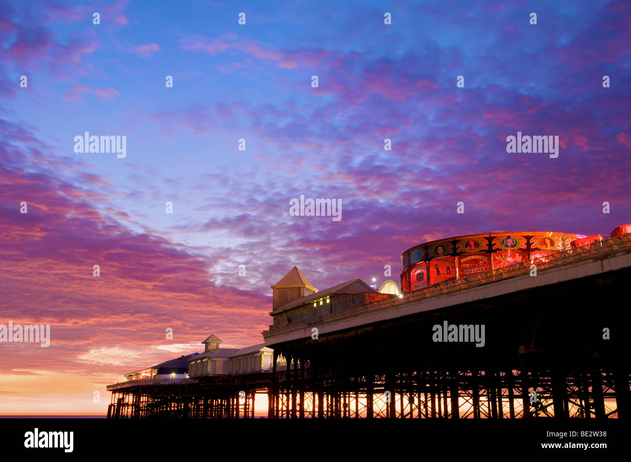 Central Pier in Blackpool bei Sonnenuntergang Stockfoto