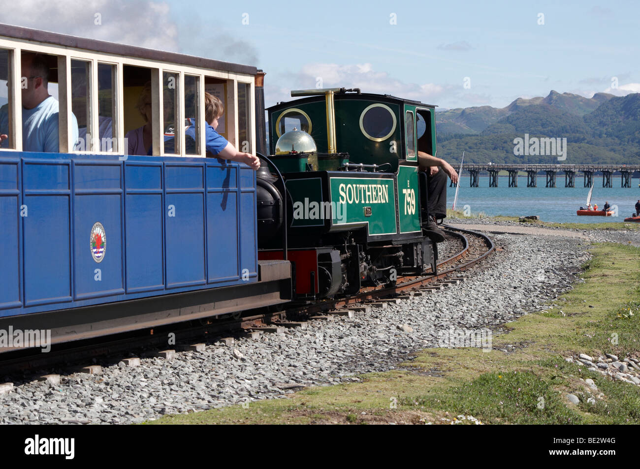 Züge auf der Fairbourne Railway, 12,25 Zoll Spurweite Miniatureisenbahn von Fairbourne nach der Barmouth Fuß Fähre, Gwynedd, Wales. Stockfoto