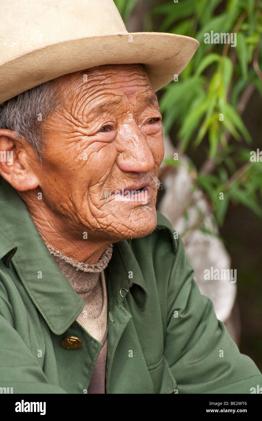 Porträt des tibetischen Menschen in Zhongdian nahe der Grenze zu Yunnan/Tibet Stockfoto