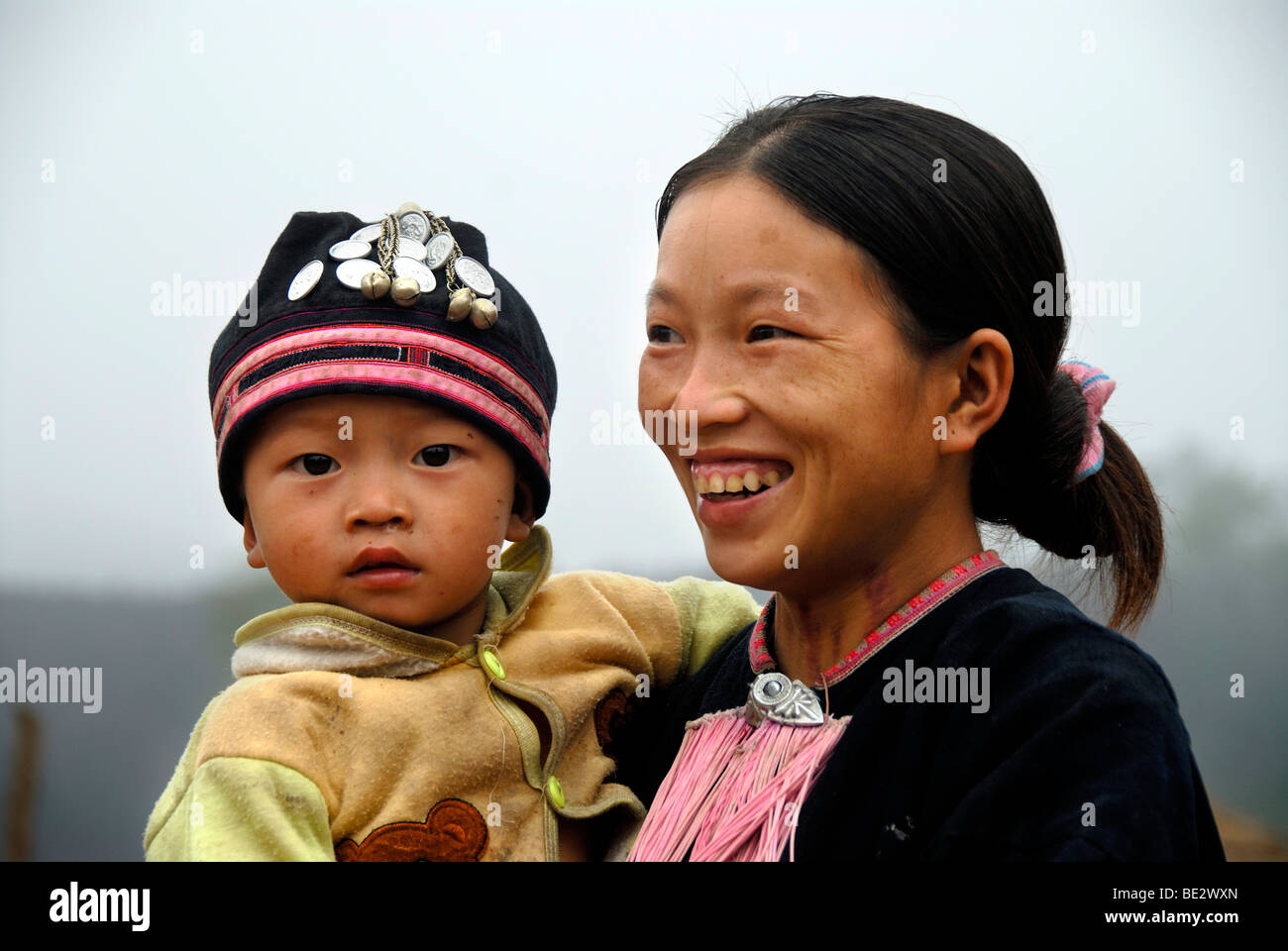 Armut, Portrait, Ethnologie, Yao Frau im traditionellen Kostüm, lächelnd mit einem Baby in ihren armen Dorf Ban Houei gekleidet Stockfoto