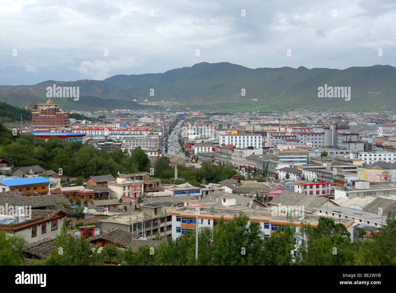Blick auf die Neustadt, Zhongdian, Shangri-La, Yunnan Provinz, Volksrepublik China, Asien Stockfoto
