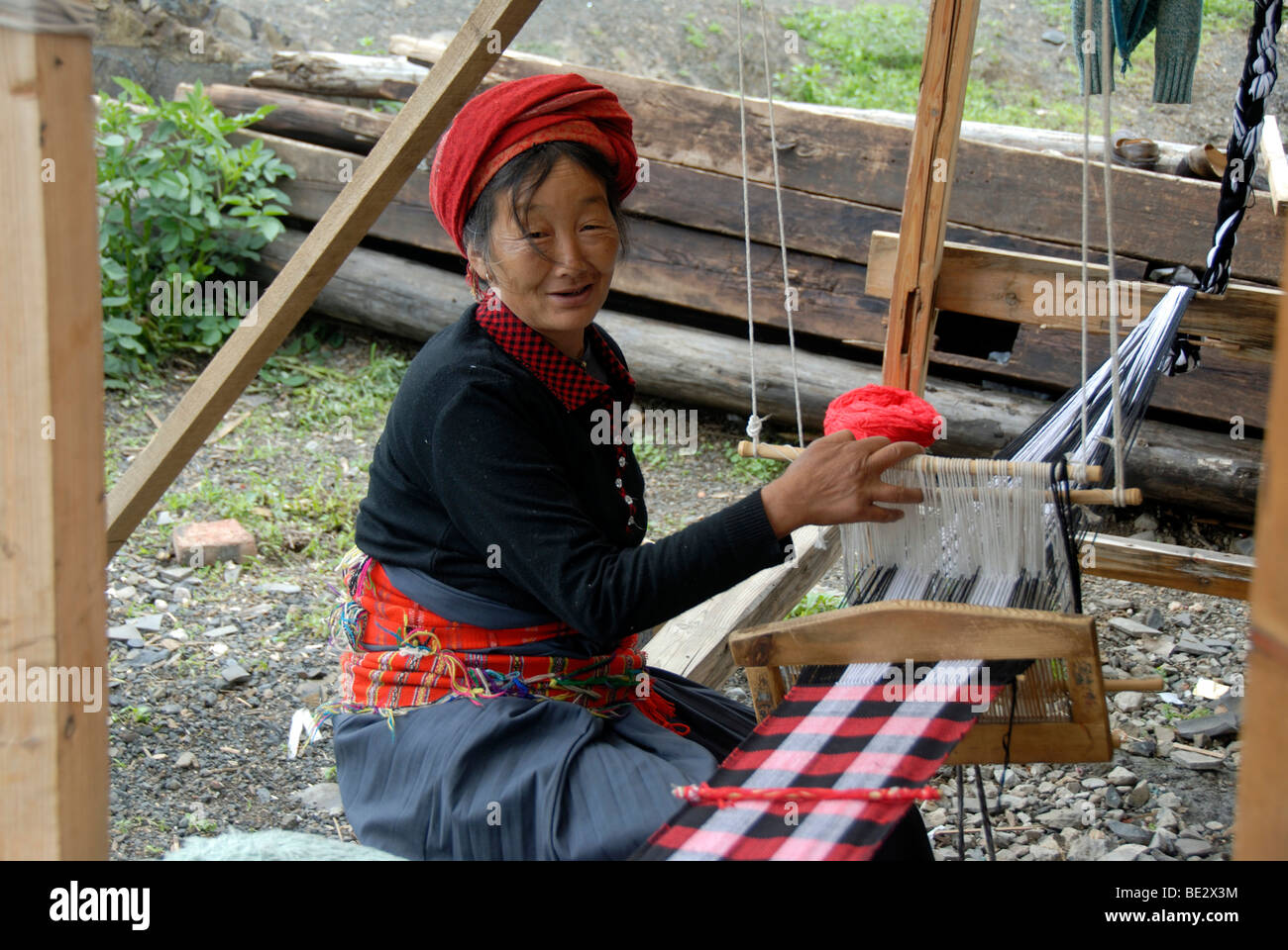 Weben, Ethnologie, Frau von der Mosu Ethnie weben Tuch auf dem Webstuhl, Lige, Lugu Hu See, Provinz Yunnan, Volksrepublik Repub Stockfoto