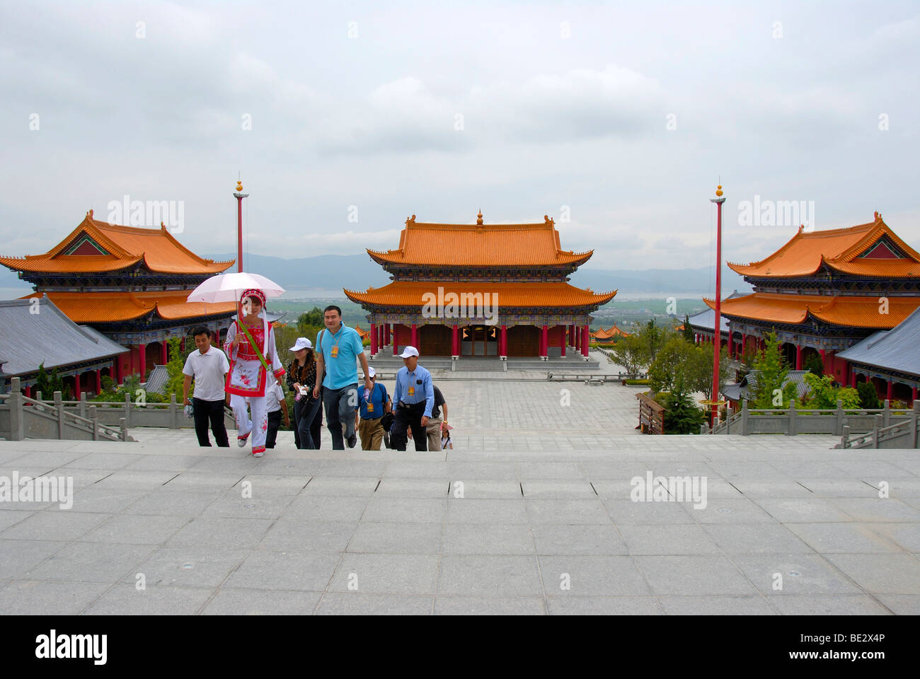 Tourismus, Führung, Gruppe von chinesischen Touristen mit Reiseführer, Chongsheng Tempel, Dali, Yunnan Provinz, Volksrepublik Chin Stockfoto