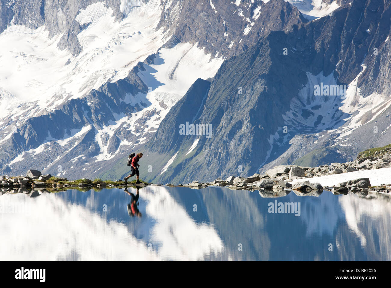 Wanderer im Friesenbergsee See, Zillertaler Alpen, Tirol, Österreich, Europa widerspiegelt Stockfoto