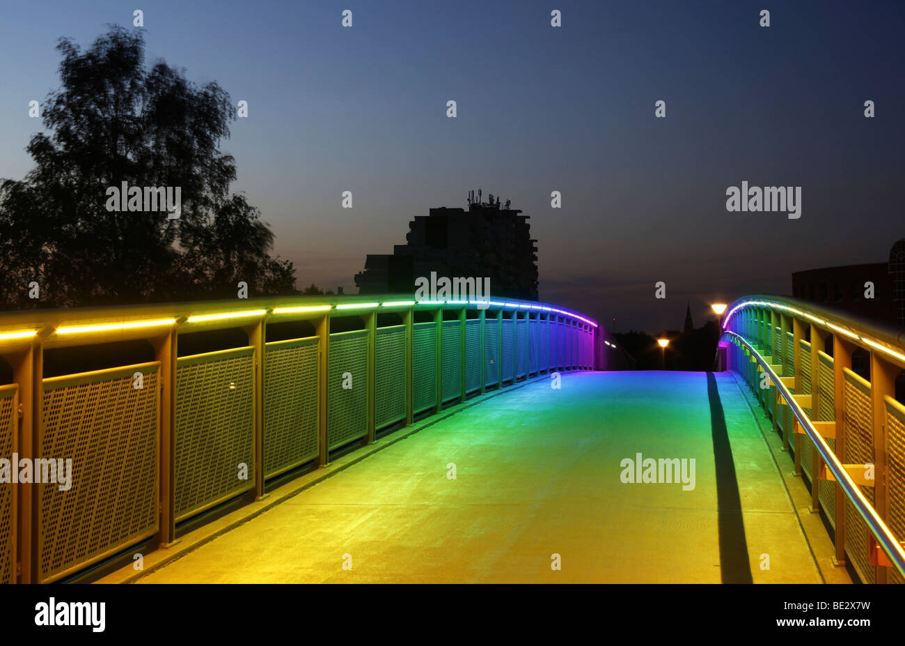 Brücke mit Regenbogenfarben Beleuchtung über die Bundesstraße 1, Highway  40, Dortmund, Ruhr und Umgebung, Nordrhein-Westfalen, Deutschland  Stockfotografie - Alamy