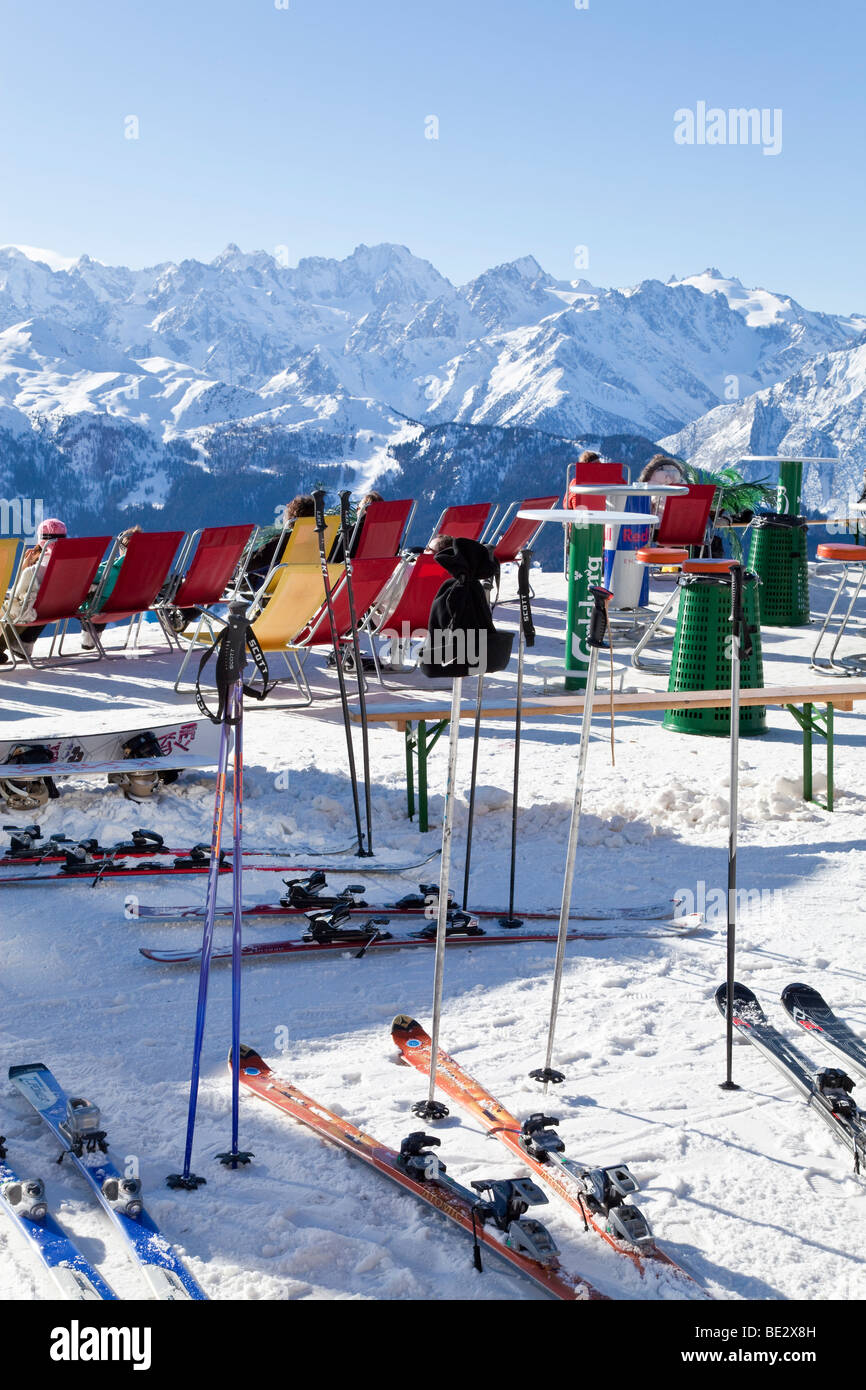 Sonnenliegen außerhalb ein Bergrestaurant, Verbier, Wallis, vier Täler Region, Berner Alpen, Schweiz Stockfoto