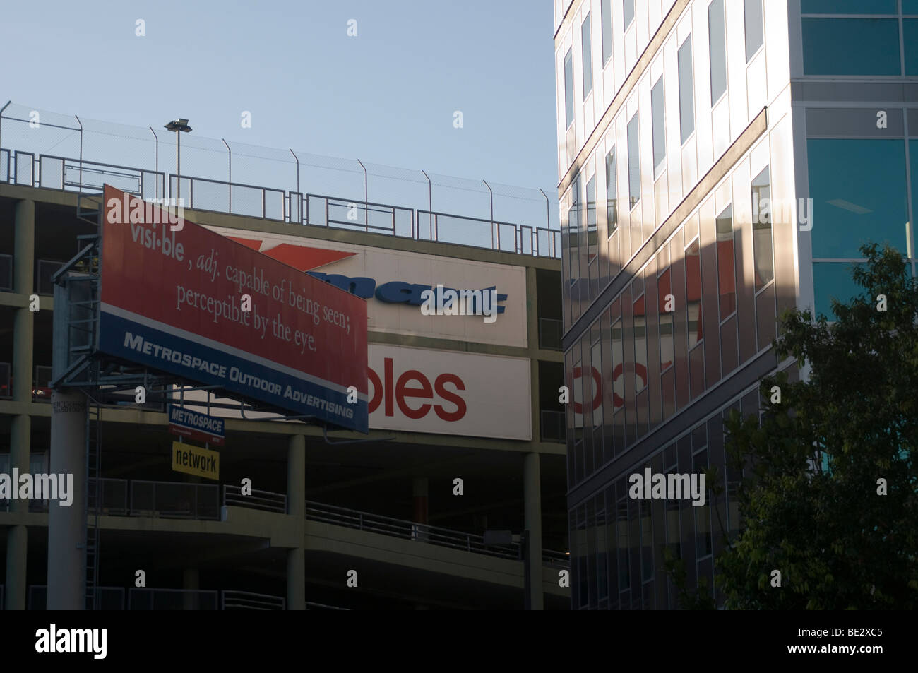 "Sichtbar" Plakat direkt neben Gebäude, Indooroopooly, Brisbane, Queensland, Australien Stockfoto