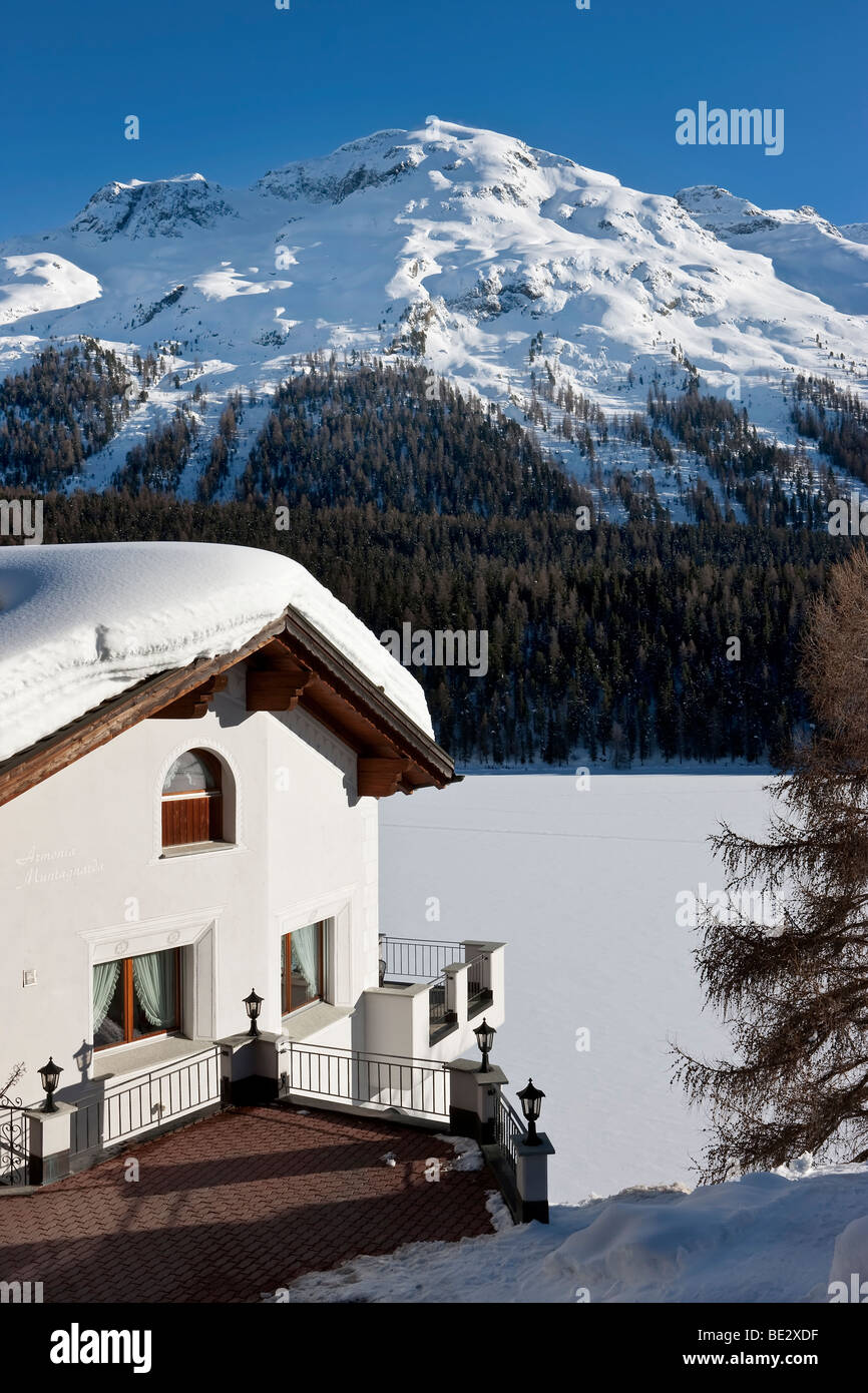 Tiefster Winterschnee auf einem Dach in St. Moritz, Oberengadin, Oberengadin, Graubünden Region, Schweizer Alpen, Schweiz, Europa Stockfoto