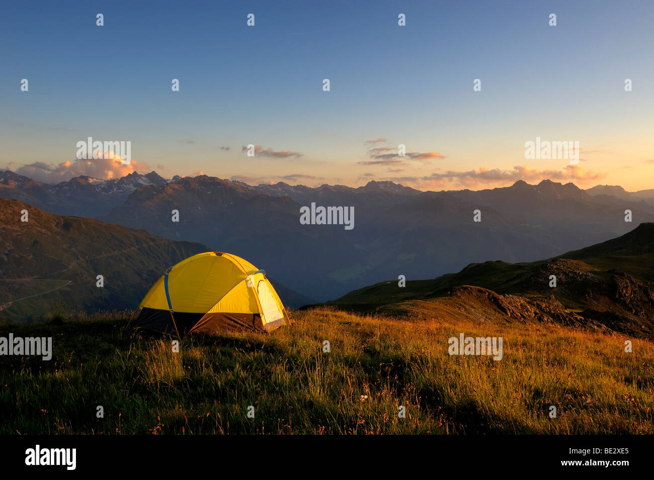 Zelt vor einer Bergkette im letzten Tageslicht, Gaschurn, Montafon, Vorarlberg, Österreich, Europa Stockfoto