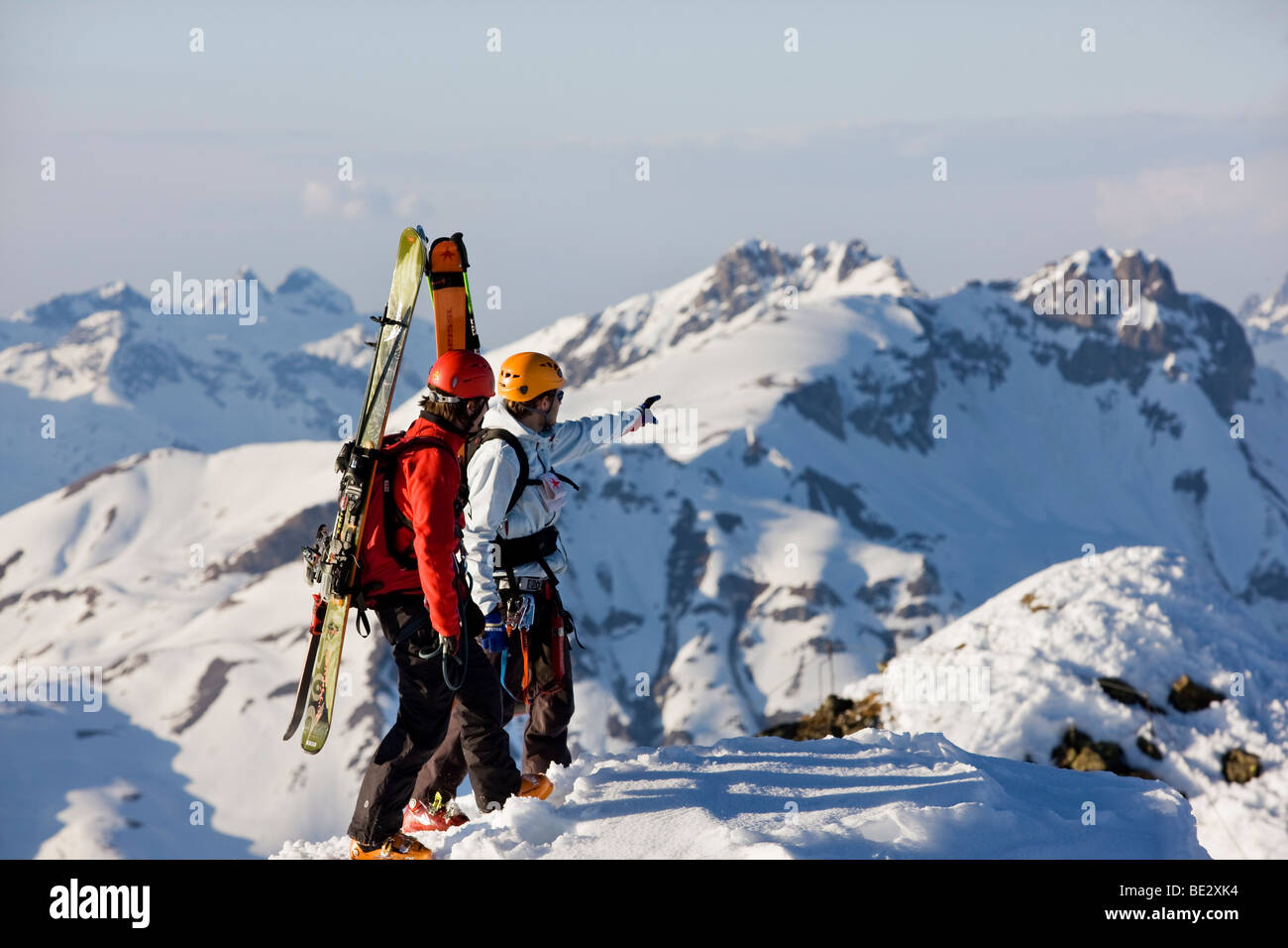 Winter, Klettern, Freeride Skifahrer, Mountain Climbers, Arlberg, Verwall Alpen, Nord-Tirol, Österreich, Europa Stockfoto