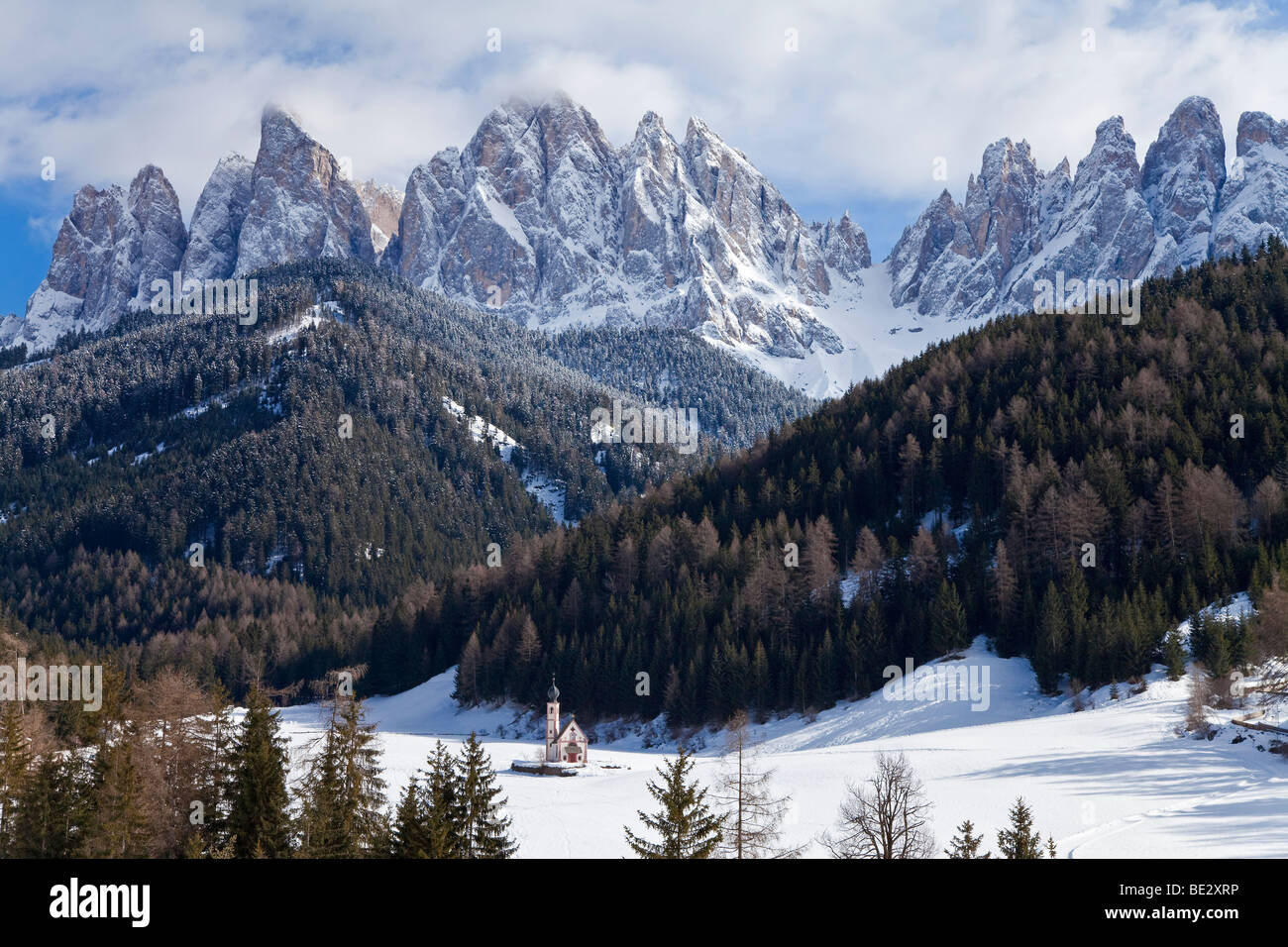 Winterlandschaft von St Johann Church, Ranui, Villnoss, Geisler Spitzen, Val di Funes, Trentino-Alto Adige, South Tirol, Italien Stockfoto