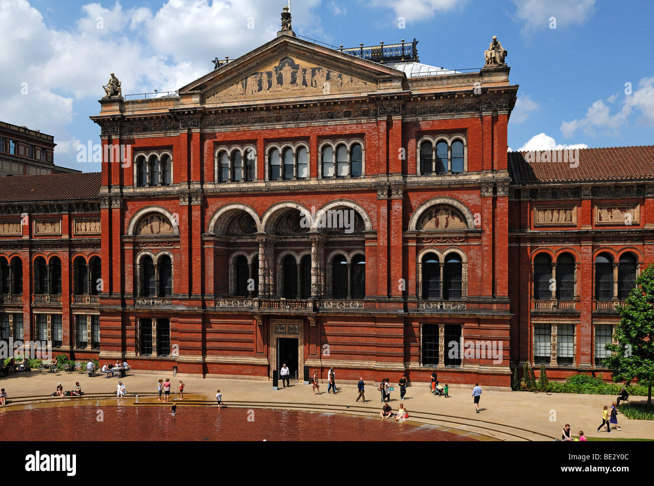 Victoria & Albert Museum und Hof gesehen vom gegenüberliegenden Flügel 1-5 Exhibition Road, London, England, UK, Europa Stockfoto