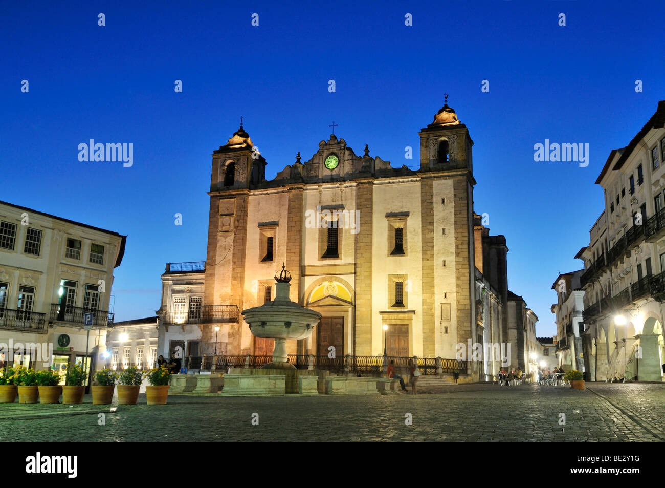 Praça Giraldo Platz mit der Kirche Igreja de Sao Antao nachts, Eu, UNESCO-Weltkulturerbe, Evora und Alentejo, Portugal Stockfoto