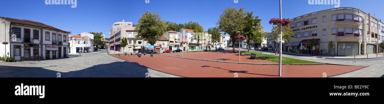 9 de Abril Platz mit dem Denkmal für die Opfer des ersten Weltkrieges, in Vila Nova de Famalicão, Portugal. Stockfoto