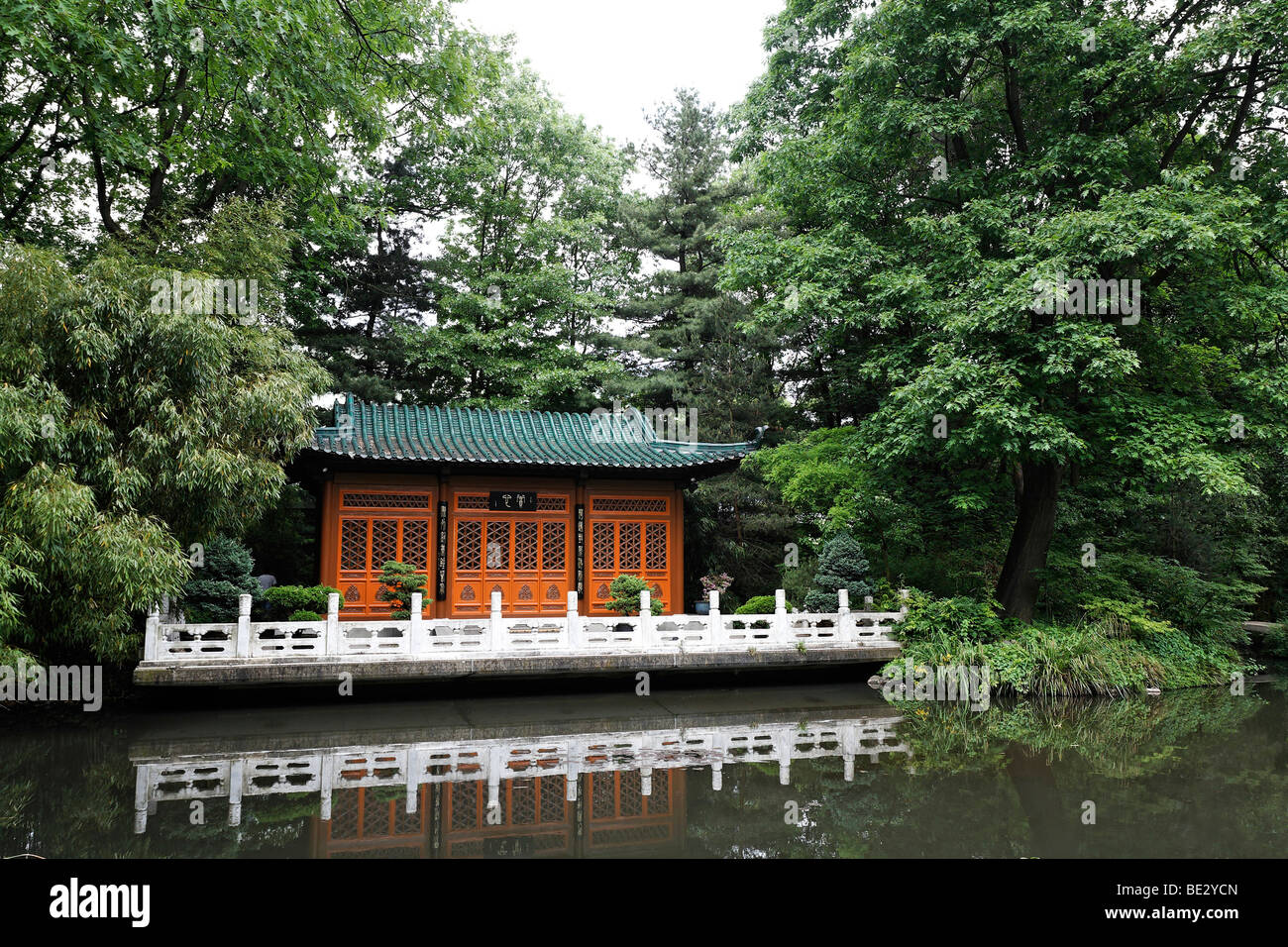 Japanischer Tempel im Duisburger Zoo, Ruhr und Umgebung, Nordrhein-Westfalen, Deutschland, Europa Stockfoto