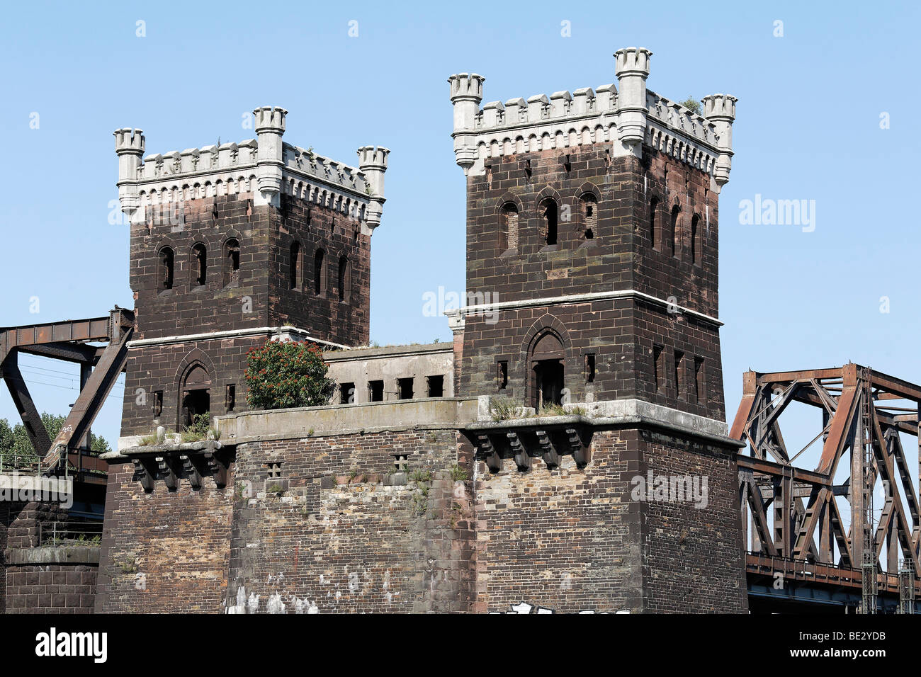 Türme der ehemaligen Duisburg-Hochfeld Bahn Brücke über den Rhein, Ruhr und Umgebung, Nordrhein-Westfalen, Deutschland, Europa Stockfoto