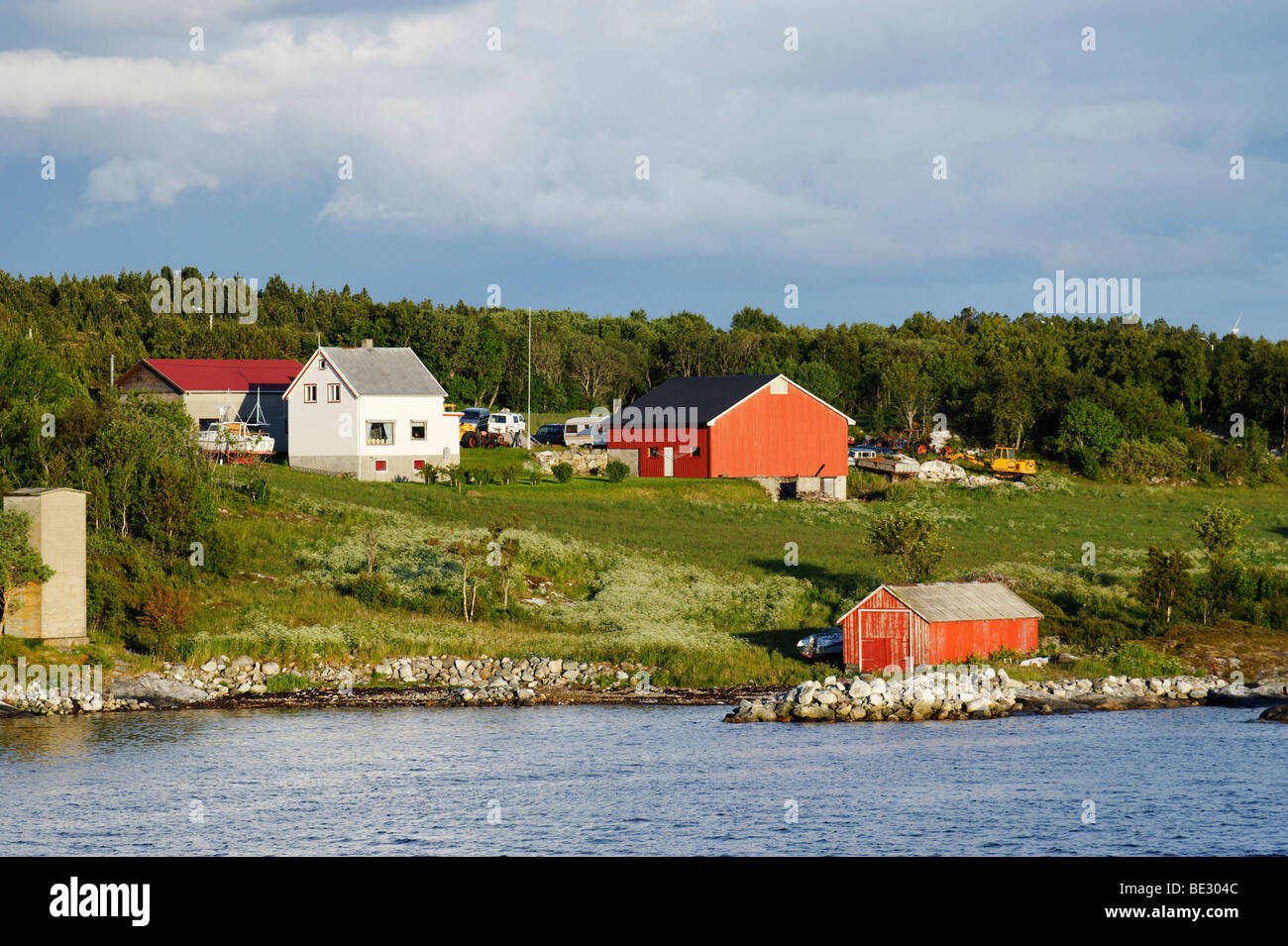Einfamilienhäuser am Ufer, Rorvik, Norwegen, Skandinavien, Europa Stockfoto