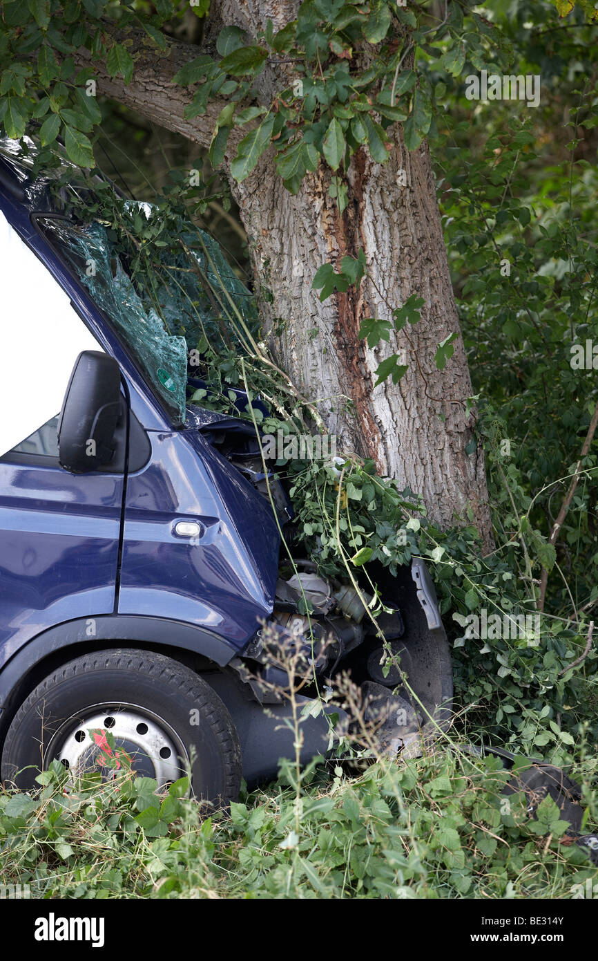 Tödlichen Verkehrsunfalls kollidierte Kleintransporter mit einem Baum, Koblenz, Rheinland-Pfalz, Deutschland, Europa Stockfoto