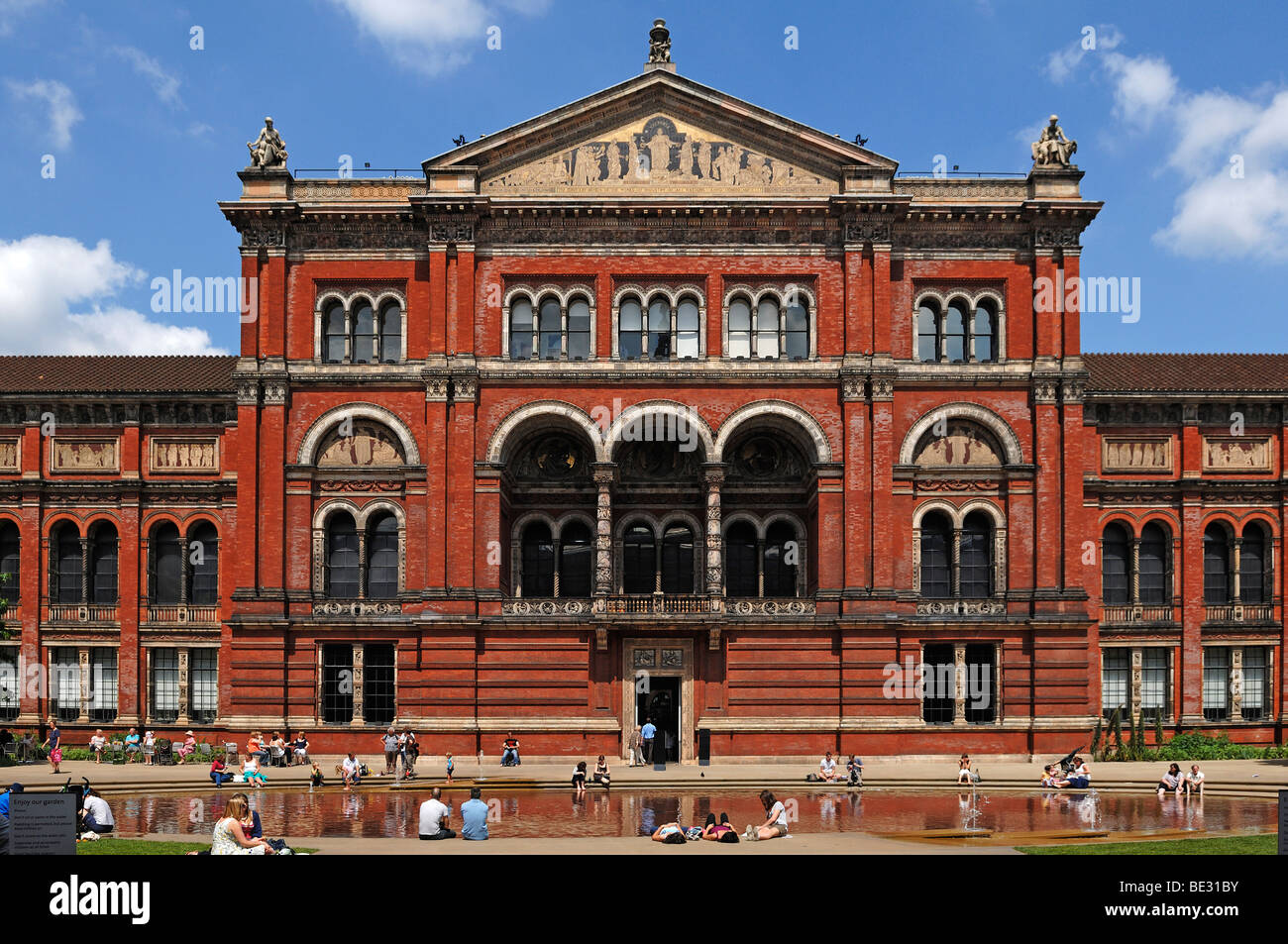 Victoria & Albert Museum vom Hof aus gesehen 1-5 Exhibition Road, London, England, UK, Europa Stockfoto