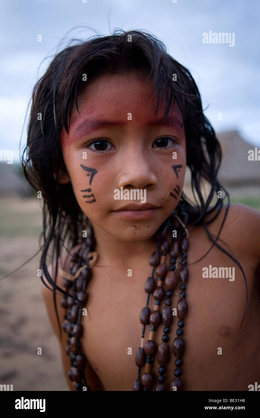 Kinder Der Xingu Indianer Gehen Zur Schule Gebaut Im Dorf Vom 