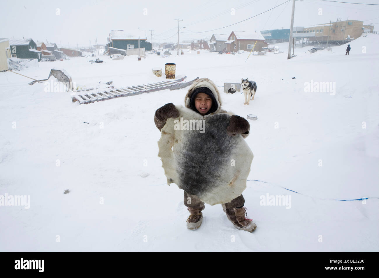 Inuit in Kanada mit einer Haut aus einer Dichtung Stockfoto